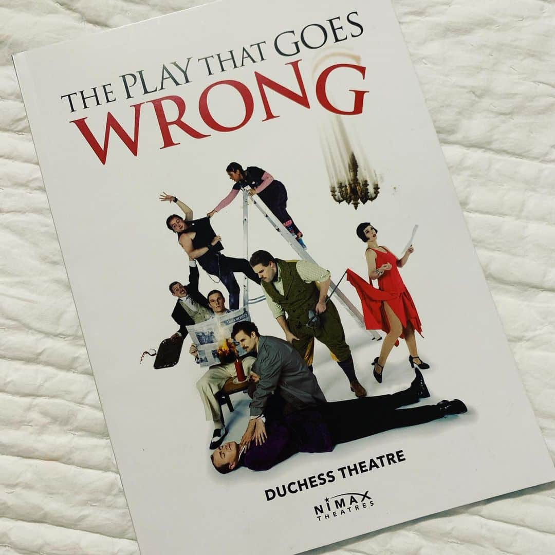 エミリー・デ・レイヴィンさんのインスタグラム写真 - (エミリー・デ・レイヴィンInstagram)「Went to see this last night. It’s the most I’ve laughed in years. Literally. This play is hilarious! The actors were phenomenal. So THANK YOU ALL for an incredible evening!! Go see it if you’re able! @playgoeswrong」7月28日 5時12分 - emiliede_ravin