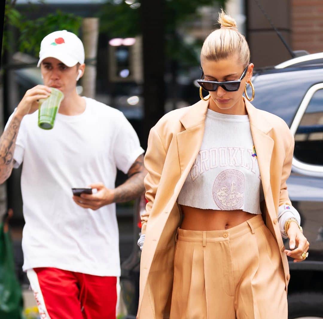 Teen Vogueさんのインスタグラム写真 - (Teen VogueInstagram)「Ah yes, all the elements of a great look: perfect gold hoops, a touch of athleisure, stunning shades... a green juice? 🤔 At the link in bio, let's revisit some of @haileybieber and @justinbieber's most stylist couple moments.」7月28日 5時13分 - teenvogue