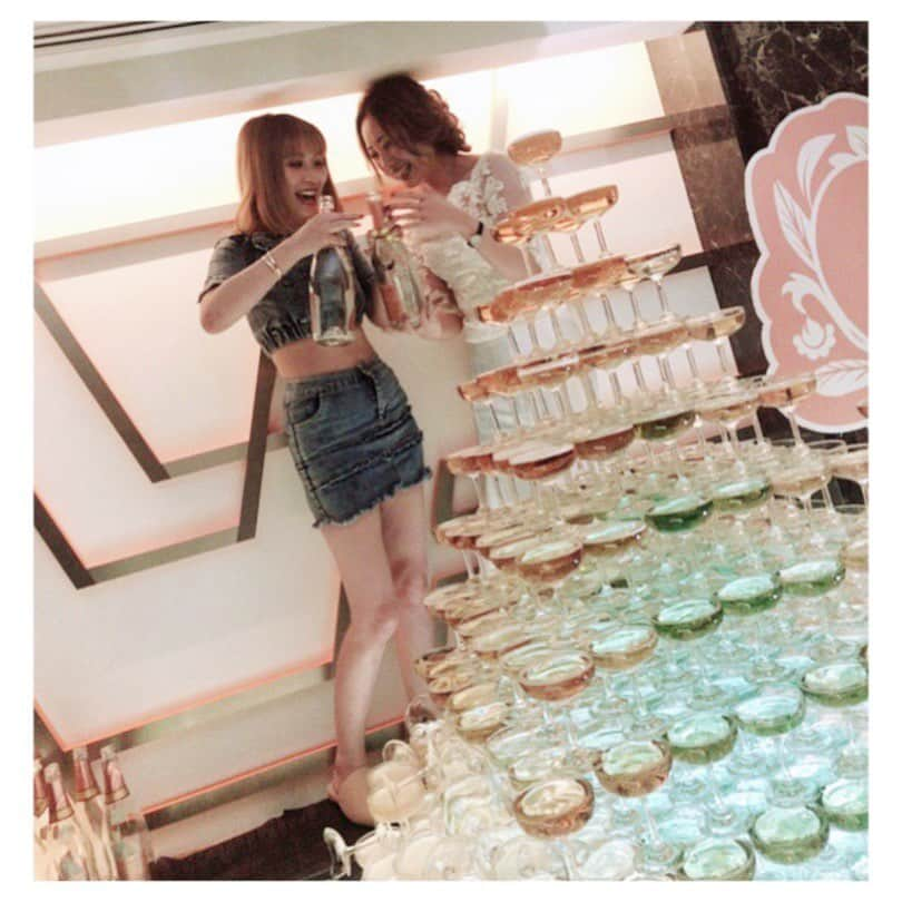 葉月樹里さんのインスタグラム写真 - (葉月樹里Instagram)「スタッフ @soireeinereina が撮ってくれた せーら @se_e_ra  とのお気に入り写真🤳❤️ . . .  #葉月樹里 #soiréeine #ソワレーヌ #せいら #clubピース #PEACE #相方ちゃん #これめっちゃ気に入ってるなの #シャンパンタワー #1000万タワー #soumeiロゼ #soumei #ソウメイ #めでたいめでたい #誕生日 #もう出逢って仲良くなって10年 ❤️」7月28日 5時26分 - hazukijuri