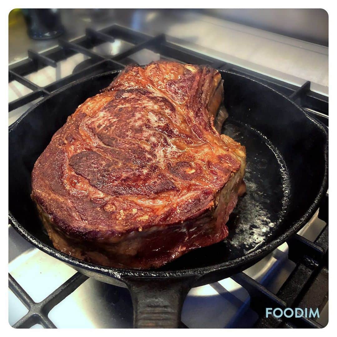 ナイジェラ・ローソンさんのインスタグラム写真 - (ナイジェラ・ローソンInstagram)「Gorgeous côte de boeuf from @hgwalter, an Aberdeen Angus/Wagyu cross, seared in a cast iron pan before a brief blast in a hot oven, then a long rest, tented with foil on the carving board. Then eaten very, very quickly.」7月28日 5時19分 - nigellalawson