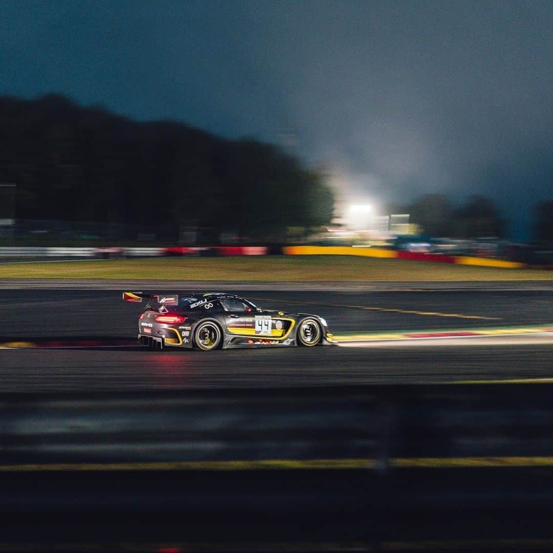 Mercedes AMGさんのインスタグラム写真 - (Mercedes AMGInstagram)「Into the night of the @total24hoursofspa. Still 18 hours to go! ⏰ #MercedesAMG #AMG #AMGGT3 #IntGTC #BlancpainGT #Spa24H」7月28日 5時25分 - mercedesamg