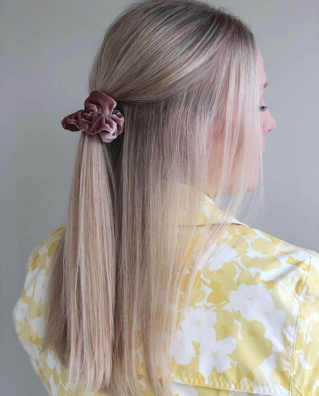 CosmoProf Beautyさんのインスタグラム写真 - (CosmoProf BeautyInstagram)「Scrunchie Saturday should definitely be a thing.👌⁣ ⁣ "Lifted with @schwarzkopfusa #BlondMe and 7vol. (Low and slow to keep the integrity 💪🏼) Protected with @olaplex. And lastly Styled with @becarelove Superfoods Coconut Leave-In spray to protect against heat damage and condition her ends." ⁣ Hair by @hairbyashlynboyd⁣ ⁣ #BeCareLove Superfoods are Vegan, Sulfate-Free and Paraben-Free. 🙌 Find the Superfoods collection EXCLUSIVELY at #cosmoprofbeauty where you are #licensedtocreate⁣ ⁣ #repost #olaplexlove #schwarzkopfprofessional #blonding #dimensionalblonde #blondespecialist」7月28日 5時35分 - cosmoprofbeauty