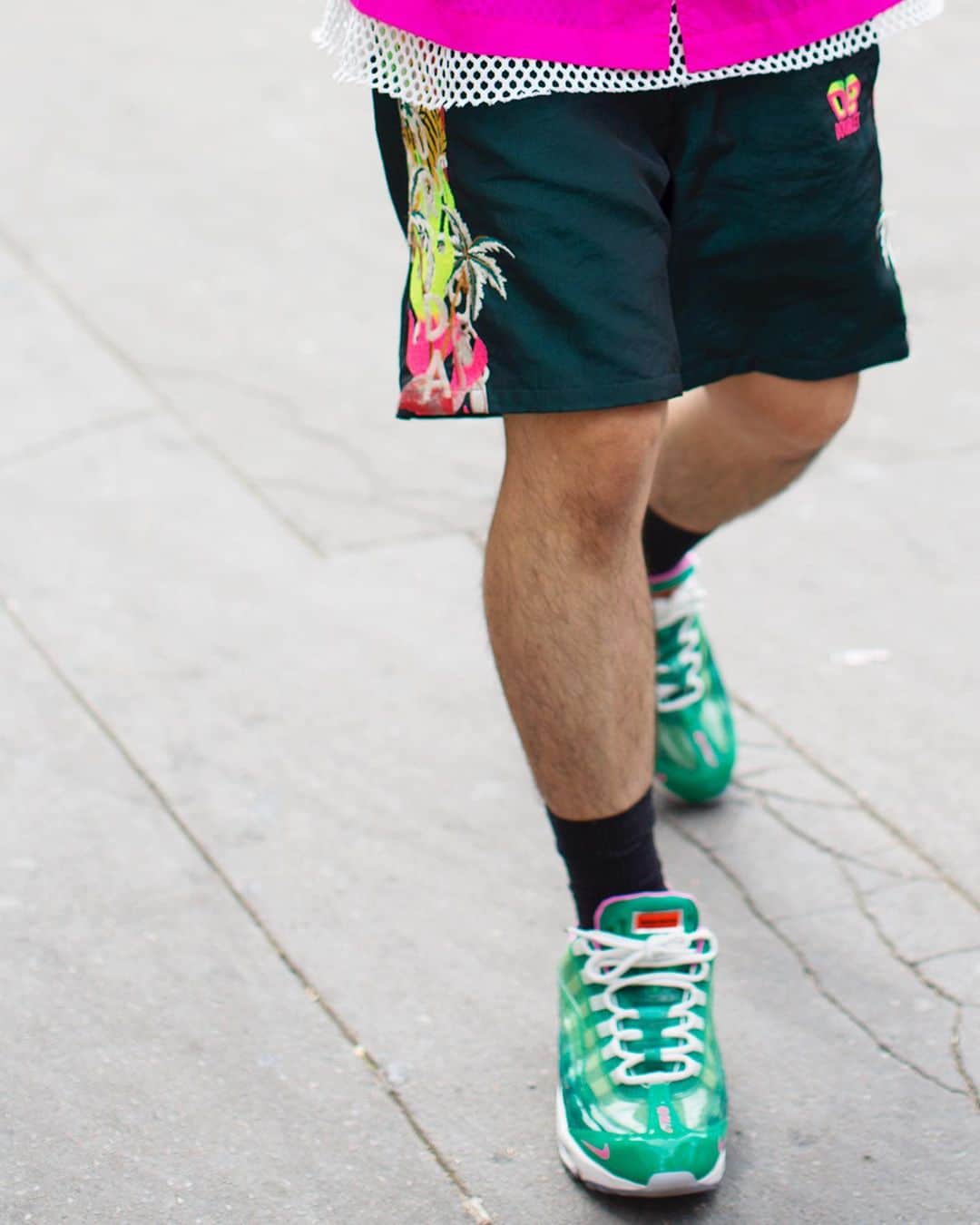 のインスタグラム：「I really love this mix of sneaker, shorts, shirt in these two photos. A great mix of colors and textures! Paris」