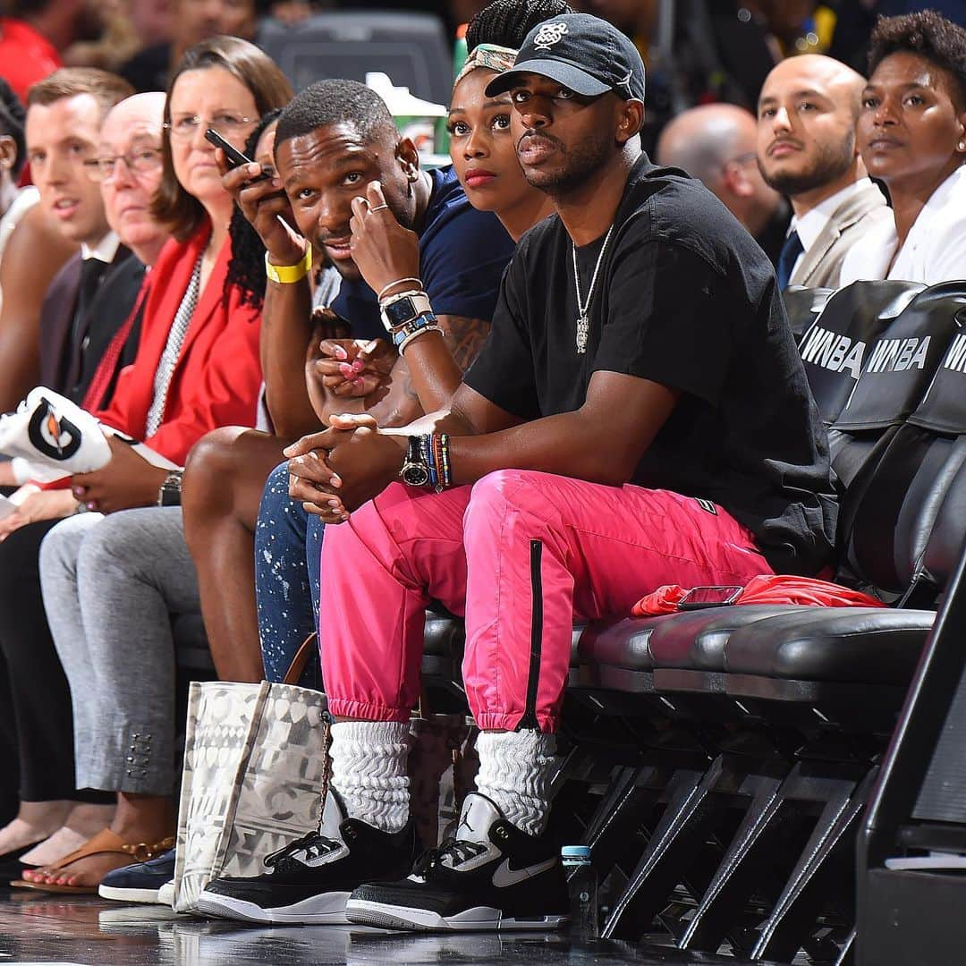 NBAさんのインスタグラム写真 - (NBAInstagram)「@kobebryant & @cp3 courtside for the #WNBAAllStar Game in Las Vegas!」7月28日 5時31分 - nba