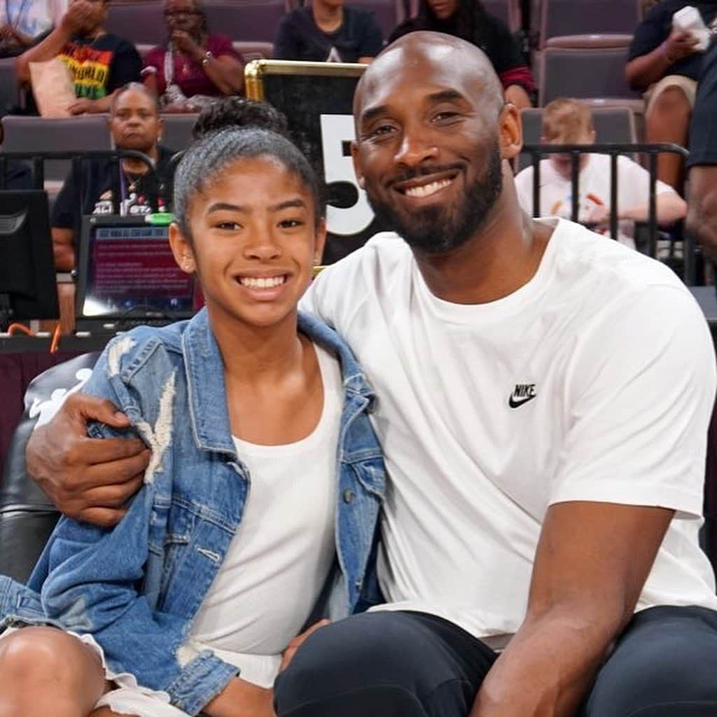 NBAさんのインスタグラム写真 - (NBAInstagram)「@kobebryant & @cp3 courtside for the #WNBAAllStar Game in Las Vegas!」7月28日 5時31分 - nba