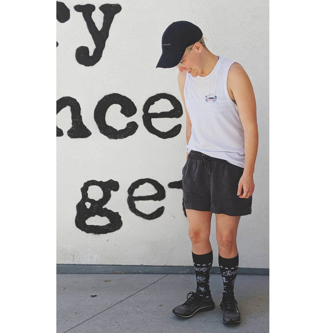 ハナー・ハートのインスタグラム：「QUEER FEELINGS POST: Summer was always the most uncomfortable for me "style-wise." Traditionally "girl" shorts were always too short. "Boy" shorts were always too long. I never liked a spaghetti strap, and men's tanks were far too wide.  I'm really happy that as I've entered my 30s, fashion has moved forward to meeting in the middle. Or maybe I've just found ways to make it work for me? Who knows. Either way - as dorky as I may look on paper - I feel pretty great and cool inside.  Hope everyone gets to feel this way (someday) too. 💜  Love, Hannah」