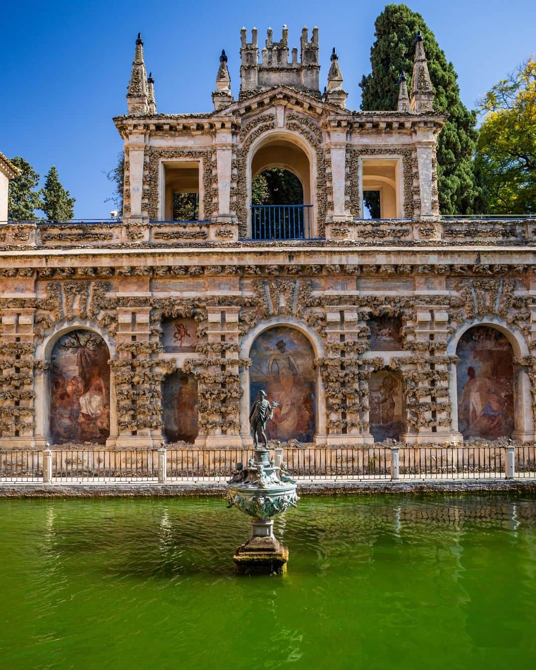 Lonely Planetさんのインスタグラム写真 - (Lonely PlanetInstagram)「'In the Alcazar of Seville is the gorgeous Mercury Pond and Fountain. This #UNESCOWorldHeritageSite is beautiful. Imagine one of the greatest palace sites of the Spanish Crown combined with Mudejar (a Muslim artistic expression adapted to the Christian world) and you get this place.'- @amanda_mccadams --Stay tuned for more Spain snaps, and head over to our link in bio for more info on traveling to Spain!」7月28日 6時00分 - lonelyplanet