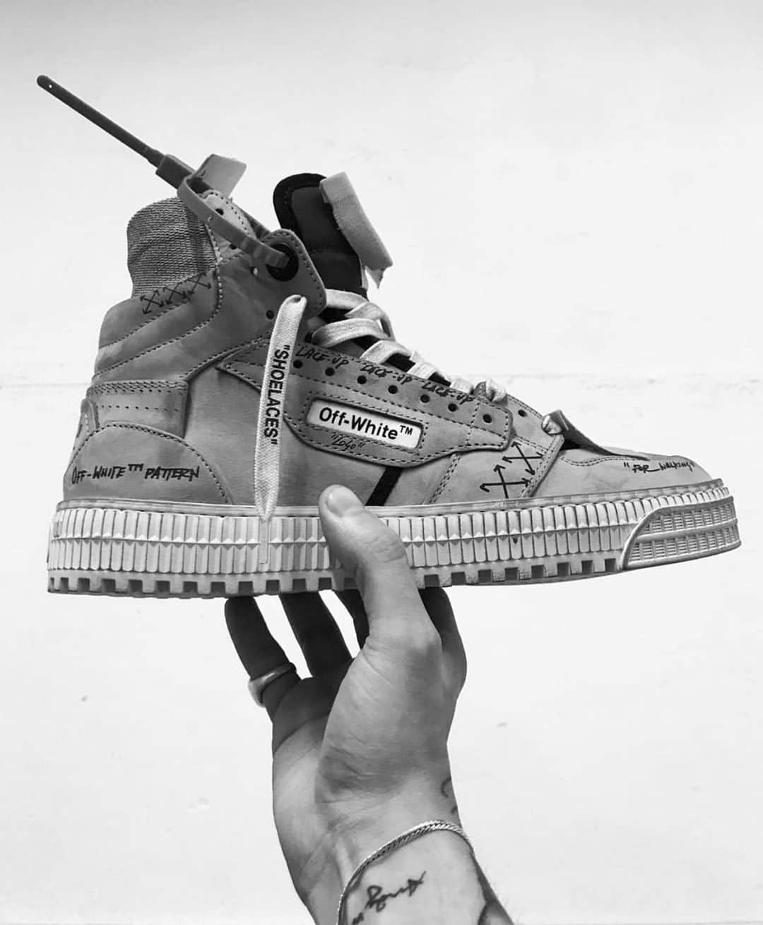 OFF-WHITE C/O VIRGIL ABLOHさんのインスタグラム写真 - (OFF-WHITE C/O VIRGIL ABLOHInstagram)「Off-White™ 3.0 sneaker “illustrated version” at selected locations.」7月28日 16時49分 - off____white