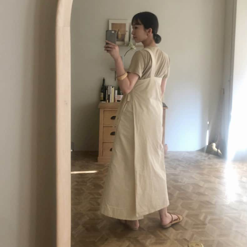 畑田萌のインスタグラム：「ワンショルダーのエプロン、さっそくカラー剤で汚しまくってるけどお気に入りなんだなぁ @outil_vetements」