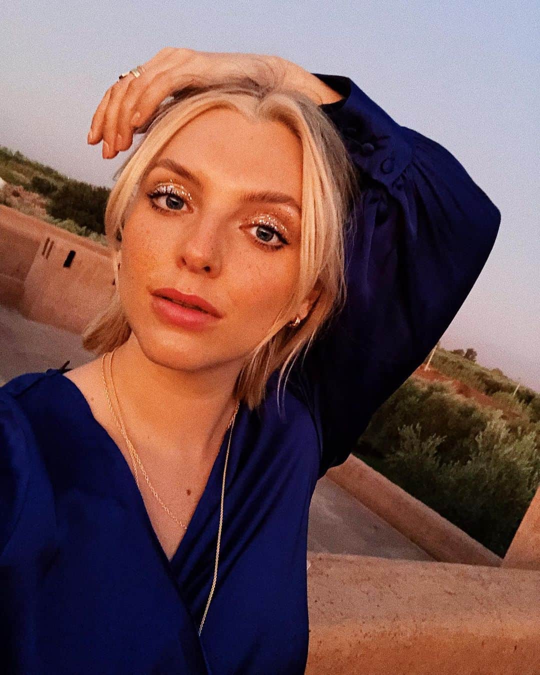 Estée Lalondeのインスタグラム：「Less bitter, more glitter ✨」