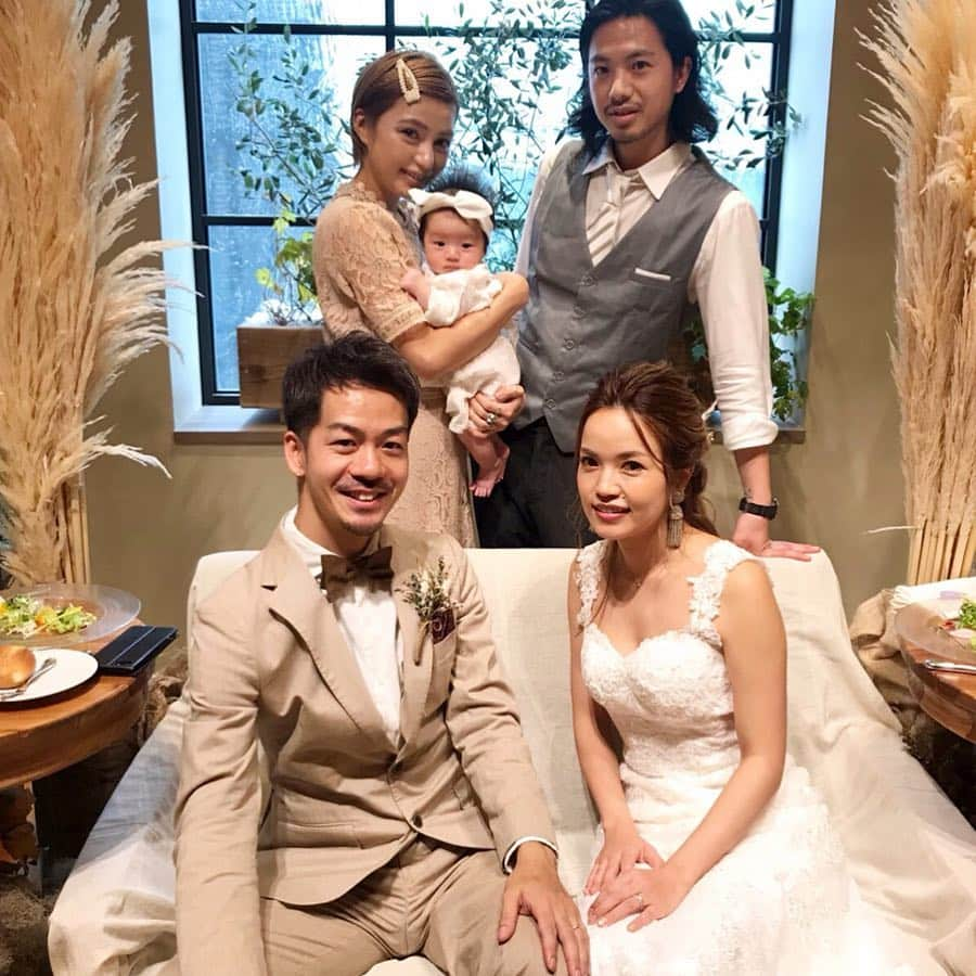 長谷川あやさんのインスタグラム写真 - (長谷川あやInstagram)「💏💏💏 #wedding #happywedding ・ ・ ・ けろ💛ひでき 結婚おめでとーーー😭💓 ・ 2人とも最高に 綺麗でかっこよかっし 会場もめちゃくちゃ素敵だった✨ ・ 小夏も呼んでくれてありがとう👶 （いい子にしてくれててよかった✨） ・ 出会った13年前が めちゃくちゃ懐かしいね‼️‼️笑 ・ とっても幸せな1日でした💛💛💛」7月28日 15時22分 - ayasuke_0516