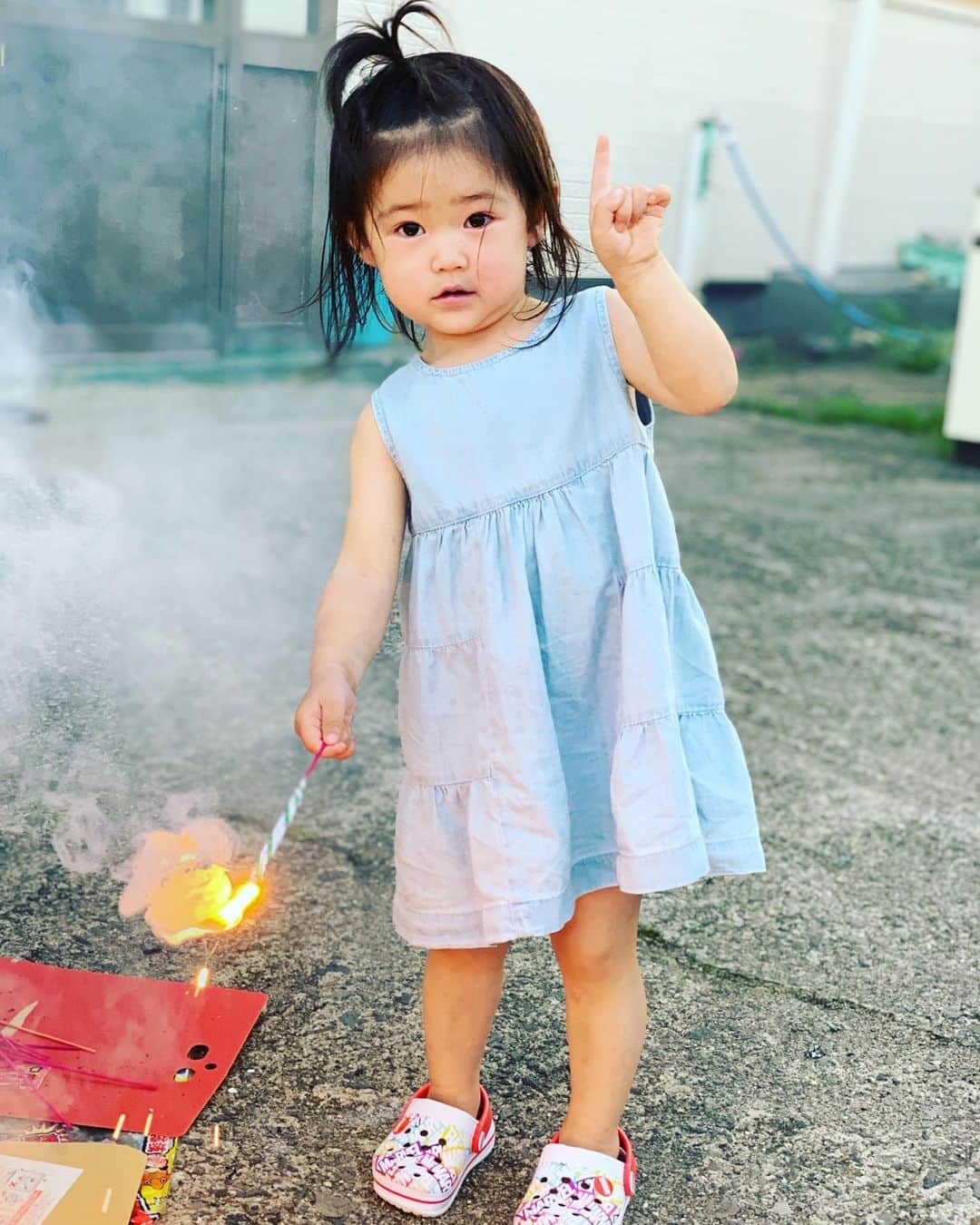 大菅小百合のインスタグラム：「暑かった1日☀️☀️☀️ 北海道で夏満喫してます😍✌🏻 去年は怖かった水にも慣れてきた感じ‼️砂浜爆走して楽しそぅ🏃‍♀️笑 ・ ・ ・ #家の前で花火やり放題 #海の公園 #砂浜爆走 #走り方変だからパパに指導してもらわなきゃ #ホタルノヒカリの綾瀬はるか結び #ママとお揃いティシャツ #クーラーなしでも生活できる #北海道標津町」
