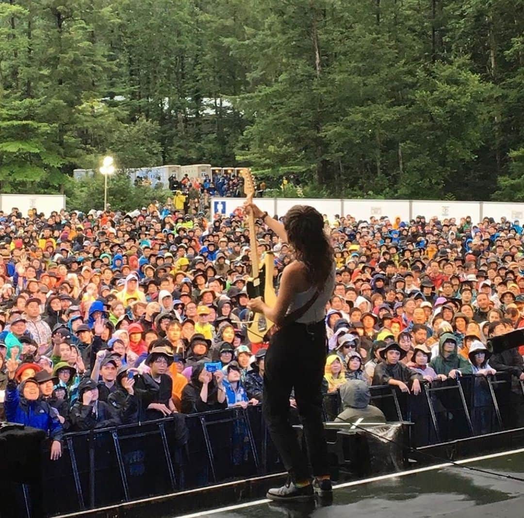 コートニー・バーネットのインスタグラム：「Thank you @fujirock_jp !!! thanks for rockin in the rain with us ☔️☔️☔️❤️❤️❤️❤️❤️❤️❤️❤️🌲🌲🌲🌲🌲🌲 photo @traffic_label」
