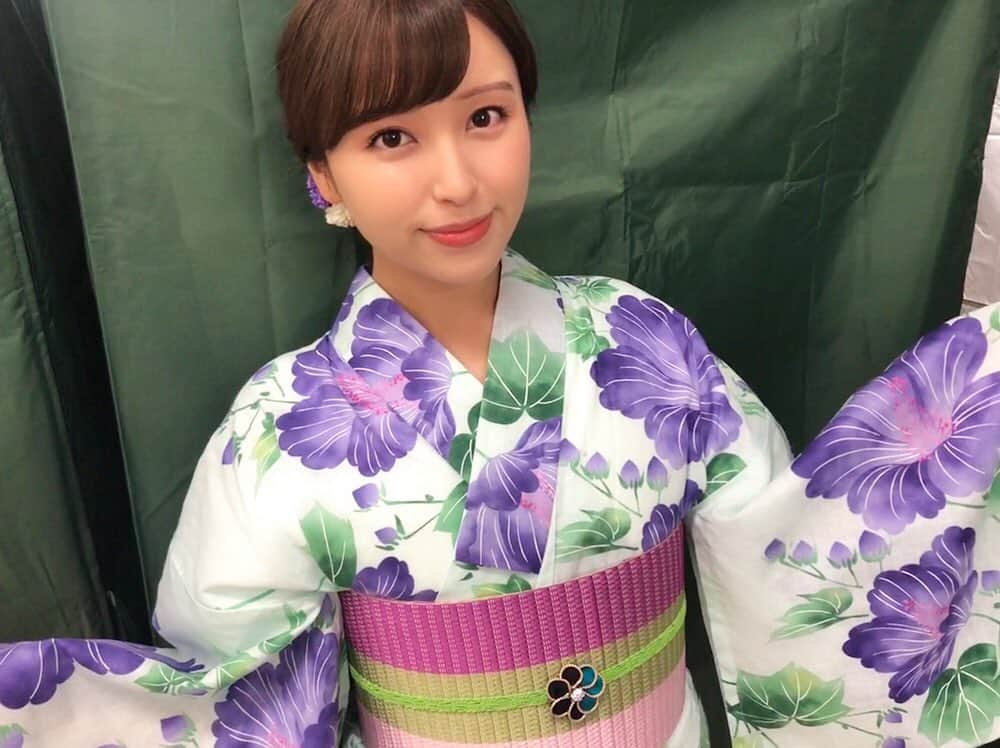 角谷暁子さんのインスタグラム写真 - (角谷暁子Instagram)「無事、隅田川花火大会、開催されました🎆🎇 そして、テレビ東京での、第42回 隅田川花火大会独占生中継も、無事放送されました。  花火大会に関わった全ての方々、 テレビ東京の中継に関わってくださった皆様、 本当にお疲れ様でした。  主役の花火が本当に綺麗で、 ますますパワーアップしていて、 花火師の皆さんの気概の伝わる 熱い、暑い花火大会になったと思います。  台風が近づく中で、 もしかしたら中止かもしれない、 そうなったらどれほどの準備と努力が...と、皆さん考えていたと思います。  花火大会を楽しみにしていた皆さんも同じだと思います！ 週末の楽しい予定が、なくなることなく無事終えられて、本当に良かったです。 そしてテレビの前で日本の夏を感じてくださった皆さんも、本当にありがとうございました😊！ 中継が終わった瞬間の、 スタッフ全員の、ほっ、とした息遣いが忘れられません。 隣の高橋英樹さんと目を合わせて、思わず笑顔になってしまいました。  もう既に、今から来年の隅田川花火大会が楽しみです！✨✨ どんな花火がみられるのでしょうか☺️ #隅田川花火大会 #テレ東 #テレビ東京」7月28日 15時28分 - kadoya_akiko