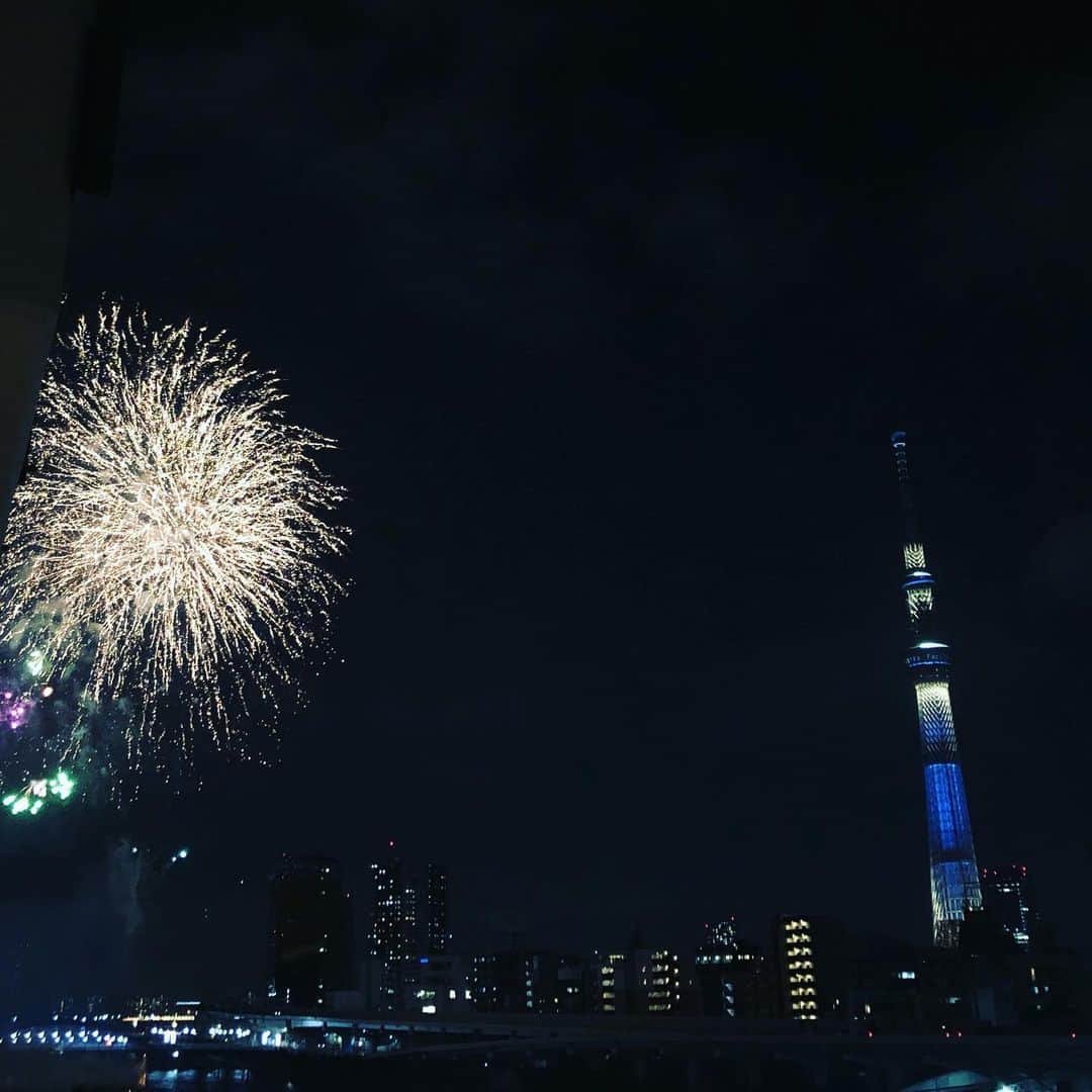 廣瀬規子のインスタグラム：「沢山の花火を見ていたら * ありがとぅ〜っ！ って、叫びたくなってしまった。 * 花火師さんの、みんなを楽しませたいっていう思いがズンっと伝わってくるような、そんな感覚。 * 本当に綺麗で素晴らしかった🎇 * #夏の思い出 #花火」