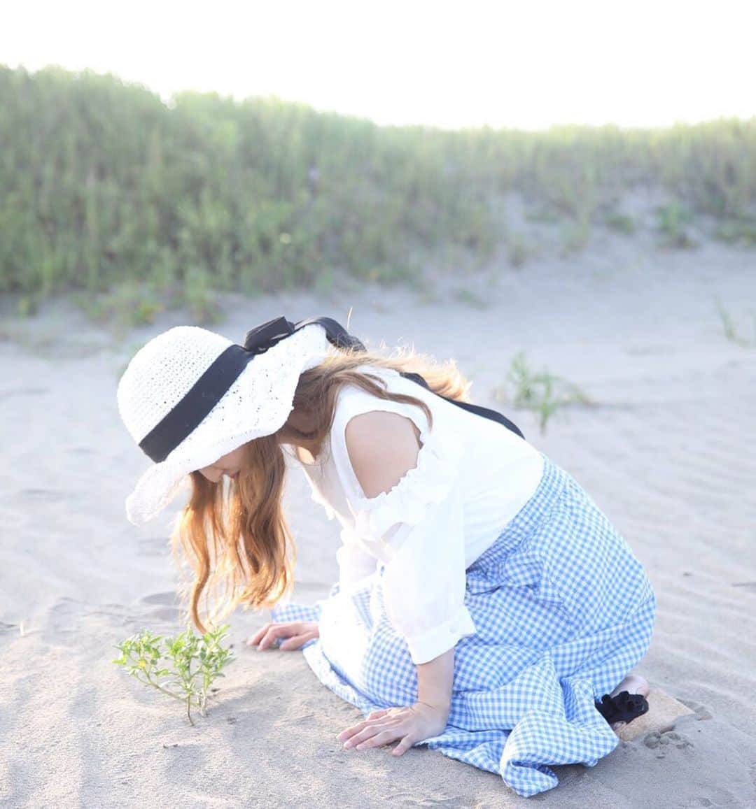 茜結さんのインスタグラム写真 - (茜結Instagram)「当たり前のようにそこにいつも存在している物や人を当たり前に思ってはいけない。  小さな幸せや生かされている喜びを常に感じられる心を持ちたい。  写真の中にうつってる緑に魅了された。  砂の中でポツンと。力強く生きてる緑。 生命力を感じる。  素晴らしいとおもった。  #フォローしてね #女優  #賞味期限は食べ頃ですグラドル #ミニマム #グラビアアイドル #大人可愛い #maturemodel #urecco #Bitter #グランプリ  #グラビア  #1ミリでもいいなと思ったらRT  #フォローしてね #女優 #グラビアアイドル #グラドル自撮り部 #フォロワー増やしたい」7月28日 15時37分 - yui10270206