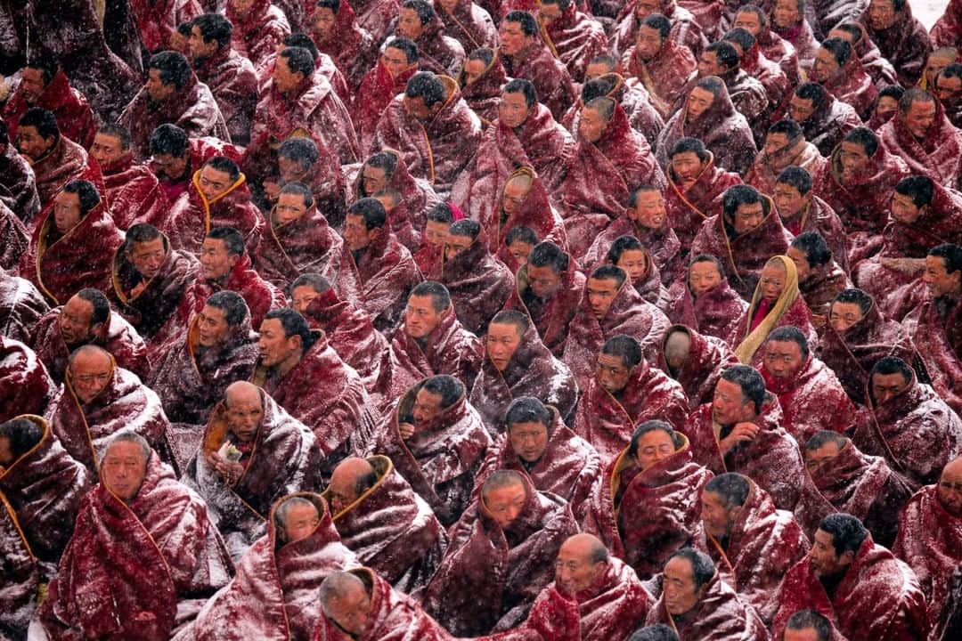 ナショナルジオグラフィックさんのインスタグラム写真 - (ナショナルジオグラフィックInstagram)「Photo by Michael Yamashita @yamashitaphoto | Heedless of the snow, a sea of monks at Labrang Monastery awaits the start of morning prayers. #Gansu #China #Tibetan #Buddhism」7月28日 15時39分 - natgeo