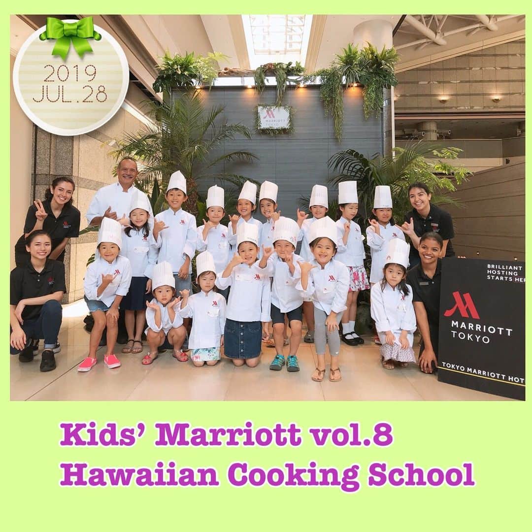 東京マリオットホテルさんのインスタグラム写真 - (東京マリオットホテルInstagram)「Kids’ Marriott vol.8 Hawaiian Cooking Schoolを本日開催⭐️ ハワイ🌴カウアイ・マリオット・リゾートのガイ・ヒガ総料理長のレクチャーで、本場ハワイアンパンケーキ作りを親子で楽しんでいただきました❣️ シェフによるレクチャー&トロピカルフルーツの紹介にキッズシェフも興味津々✨ そしてホイップクリームの泡立てにもチャレンジしました！ ハワイアンスタイルのブッフェと一緒に世界でひとつだけのパンケーキを食べて、楽しい夏の思い出の1ページになっていたようです🌺 Tokyo Marriott held Hawaiian Cooking class for kids! Mr. Guy Higa, Executive chef of Kaua’i Marriott Resort, lectured how to make Hawaiian pancake and introducing the tropical fruits! The kids chef enjoyed making whipped cream and their own pancakes🙂 Good memory of kids chef’s summer vacation👏 #tokyomarriott #marriott #aloha #kauai #hawaii #hawaiian #summer #kids #kidsevents #summer #aloha_tokyomarriott #東京マリオットホテル #ハワイ #キッズクッキング #カウアイ島 #クッキングスクール #キッズイベント#夏休み #marriottbonvoy #travelbrilliantly #marriotthotels #tokyotravel #パンケーキ #pancake #sweets #cookingclass」7月28日 15時48分 - tokyomarriott