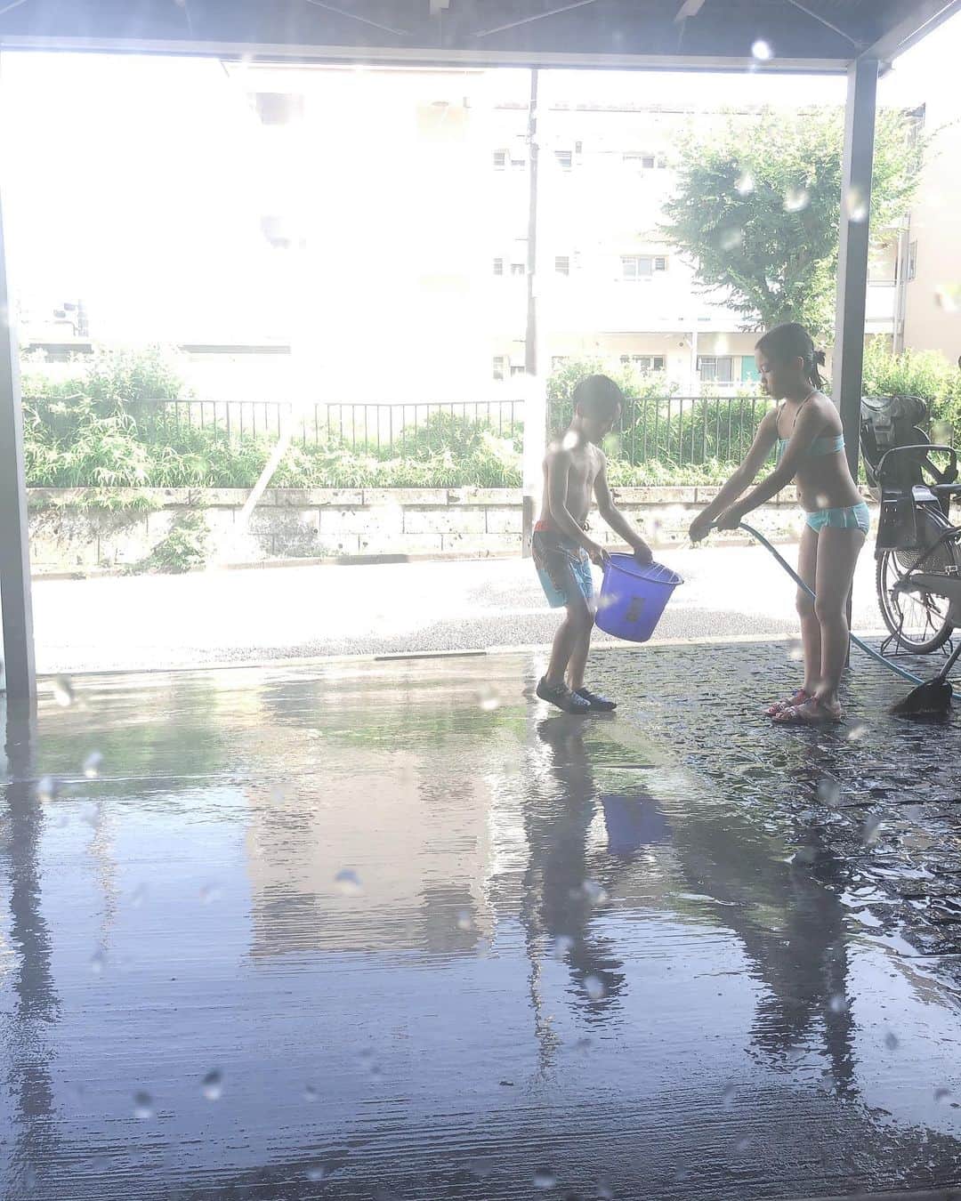 鈴木サチさんのインスタグラム写真 - (鈴木サチInstagram)「夏休み。 なんだかんだコレが一番楽しくて一番安上がり。 ほうきを渡して、ガレージ掃除もさせちゃいます😏😏😏 ベビは涼しいお部屋ですやすや寝てます。口がむにゅむにゅ動いてて可愛い😍  #mama  #mother  #model  #family  #kids  #baby  #水遊び #水鉄砲 #親バカ #tokyo  #japan」7月28日 15時46分 - sachi_suzuki