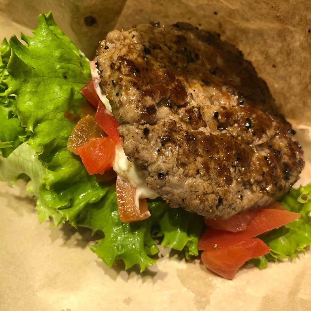 みずしな孝之のインスタグラム：「肉の気分だったので肉と肉で具材をはさんだローカーボバーガー  #the3rdburger」
