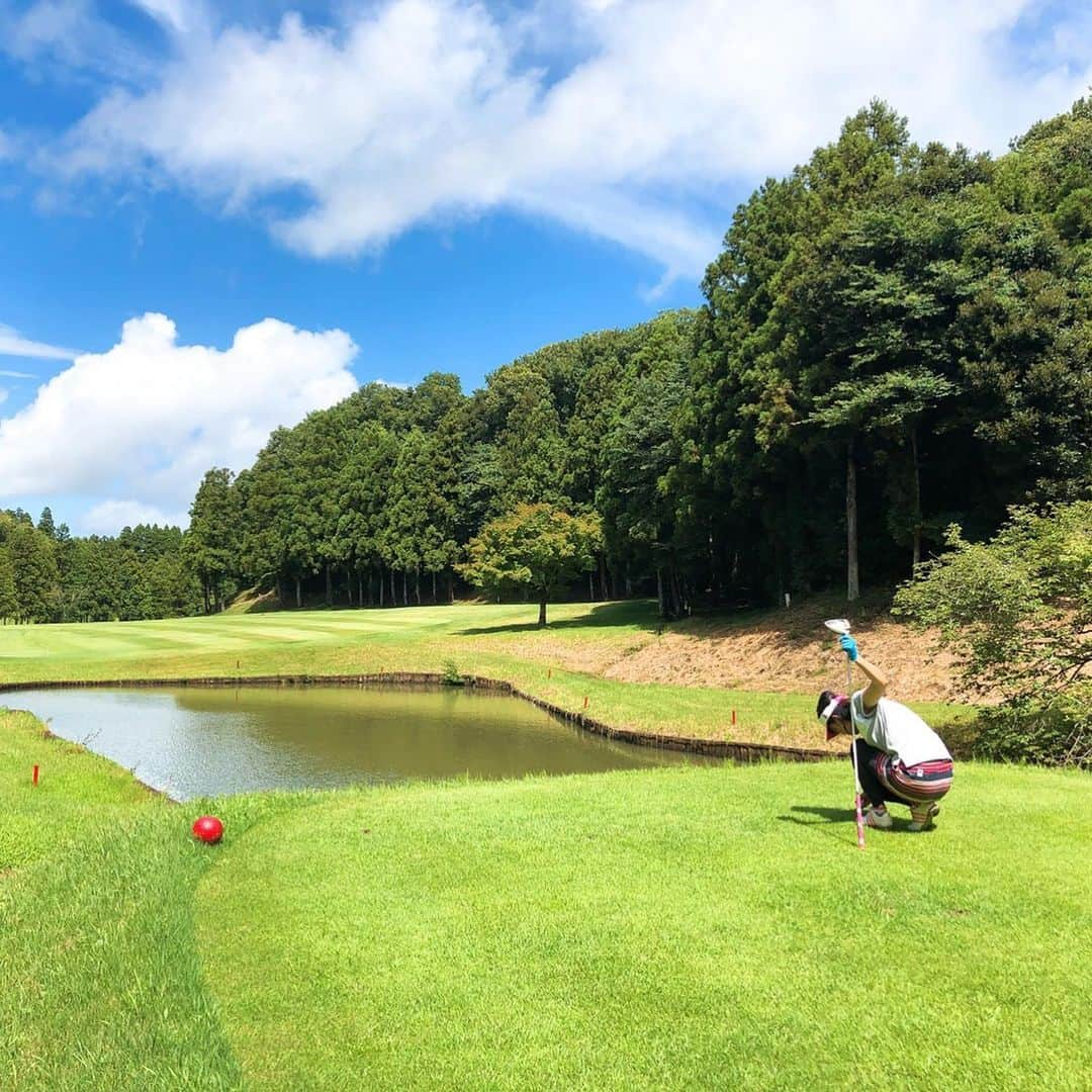 野牛あかねさんのインスタグラム写真 - (野牛あかねInstagram)「同じ事務所のりなちゃん達とゴルフ⛳️ 天気良すぎ！暑かったけど青空気持ちいいね🥰レディースとレギュラーティーがほぼ同じ場所だったのでいい勉強になった😊プラス10打くらい増えちゃう🤔肉体改造が必要か⁈  りなちゃん、ハーフベスト11打更新おめでとう🎊㊗️ #ゴルフ女子 #女子アナゴルフ」7月28日 15時55分 - yagyuakane