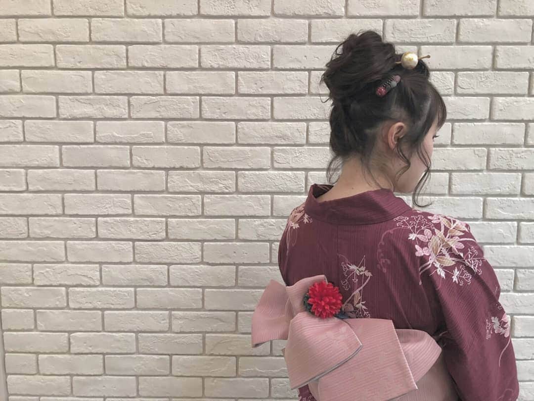 結婚式場　仙台 パレスへいあんさんのインスタグラム写真 - (結婚式場　仙台 パレスへいあんInstagram)「﻿ 梅雨も開けて夏本番🌴﻿ ﻿ ﻿ 夏祭りやビアガーデンなど浴衣を着て出かけませんか？♥﻿ ﻿ ﻿ 8月は各地でお祭りが開催されます🎆﻿ ﻿ 8月1日  石巻川開き祭り﻿ 8月3日  なとり夏まつり﻿ 8月5日  仙台七夕前夜祭﻿ 8月20日  広瀬川灯ろう流し﻿ 8月31日  泉区民ふるさとまつり﻿ ﻿ 8月5日の前夜祭は徐々に予約も埋まってきていますが、空いているお時間もあるのでぜひお問い合わせください🎋✨﻿ ﻿ ﻿ hairmake💄  masae hatanaka ﻿ ﻿ dressing👘  mitsuko kitamura﻿  michiyo kudo﻿  yuriko sasaki﻿ ﻿ location⛪  #パレスへいあん ﻿ ﻿ ﻿ #仙台 #石巻川開き #仙台夏祭り #ビアガーデン #仙台ビアガーデン #仙台女子会 #七夕 #七夕祭 #七夕前夜祭 #浴衣デート #女子会 #花火大会 #仙台デート #浴衣 #浴衣コーデ #帯アレンジ #浴衣女子 #浴衣女子会 #仙台ヘアメイク #仙台浴衣着付け #浴衣ヘア #ブライダル #ブライダルヘアメイク #sendai #summer #fireworks #hairarrange #bridal #yukata」7月28日 15時51分 - palace.heian