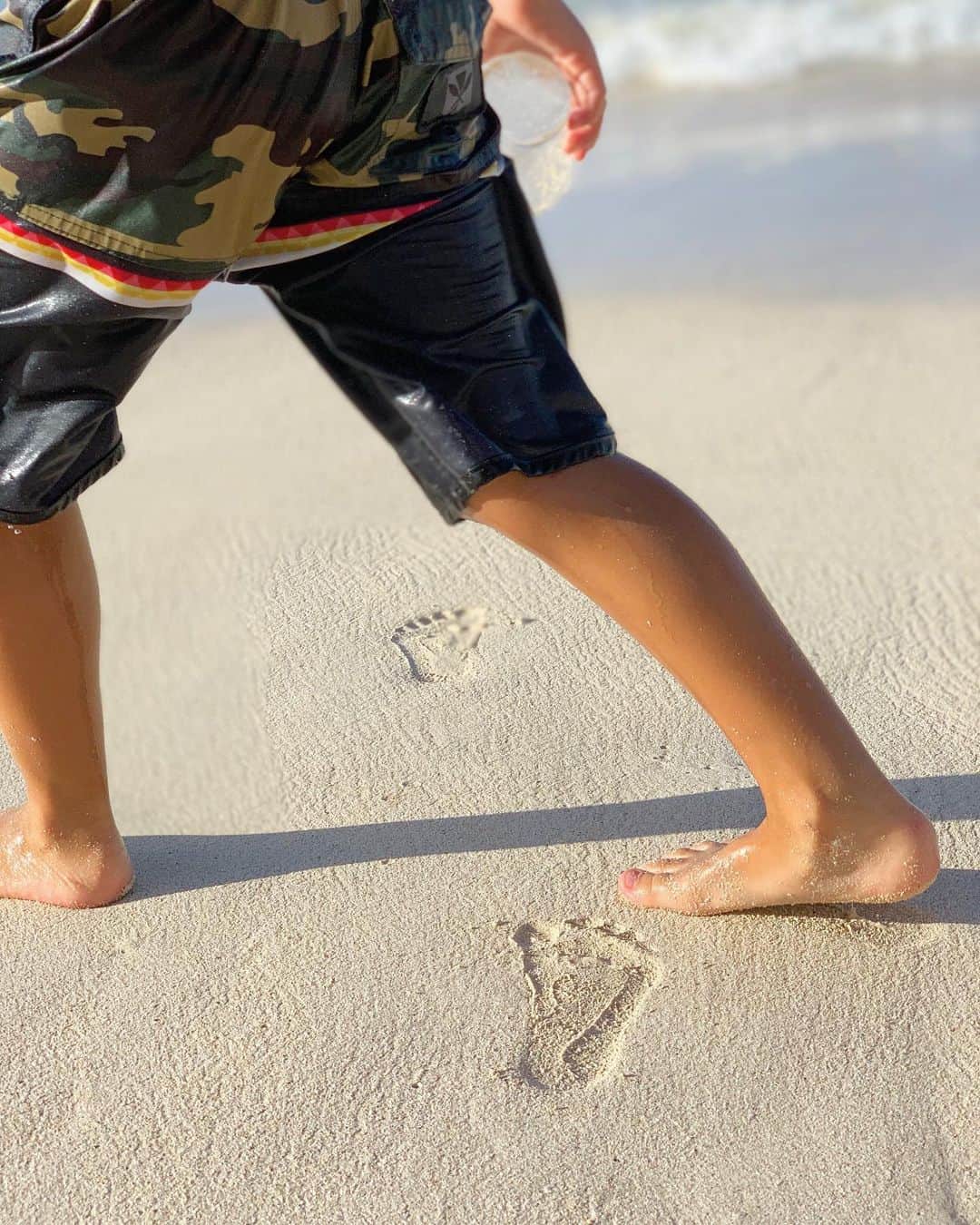 村上沙織さんのインスタグラム写真 - (村上沙織Instagram)「海ではたくましい息子🐒⛱ 高い波も平気だし、目に入っても口に入っても平気🙈✨✨✨ どうか、陸の上でもたくましくしなってください🐬👏🏼♥️ #hawaii#hawaiilife#hawaiitrip#ハワイ」7月28日 15時51分 - rosysaorimonster