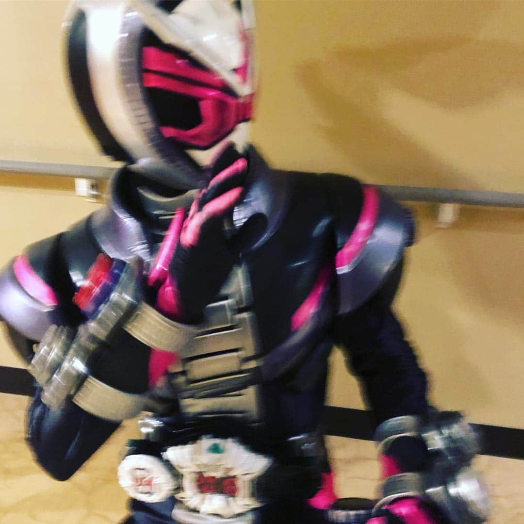 須田剛一のインスタグラム：「劇場版仮面ライダージオウOver Quartzer、観てきたジオ。 上映前にジオウとゲイツとリュウソウレッドがお迎えしてくれたジオ！」