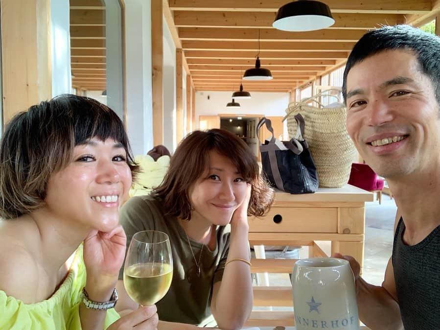 早坂香須子さんのインスタグラム写真 - (早坂香須子Instagram)「〜究極のオーガニックホテルで心身を浄化し 自分の本来の姿を取り戻す6日間〜  大ちゃんこと、四角大輔さんのインスタにアップされたツアー記事を見て、すぐに参加を決めたのが4月。  誘いに乗ってくれたゆみえちゃんとミュンヘンで合流し、ビオホテルTannerhof を目指した。  ニュージーランドの湖畔でオーガニック生活を営む大ちゃんと、ドイツ在住のオーガニック専門家・レムケなつこさんと共にどっぷりオーガニック漬けの6日間。  大自然の環境に建つ、元はサナトリウムで現在も医師夫婦が経営するこのホテルでは、食事はもちろんワイン、リネン類、ベッドまで全てがオーガニック。  山の湧き水のクナイプやプール、サウナ、マッサージなどの施術も受けられる。  居るだけでも細胞からリフレッシュする場所ですが、大ちゃん、なっちゃんの講義や会話の中で教えてもらったことは計り知れない。  #レムケなつこ @natsuko_bio  #四角大輔 @4dsk.co #ドイツ #tannerhof #biohotel #organic #ビオホテル #香須子旅」7月28日 16時07分 - kazukovalentine
