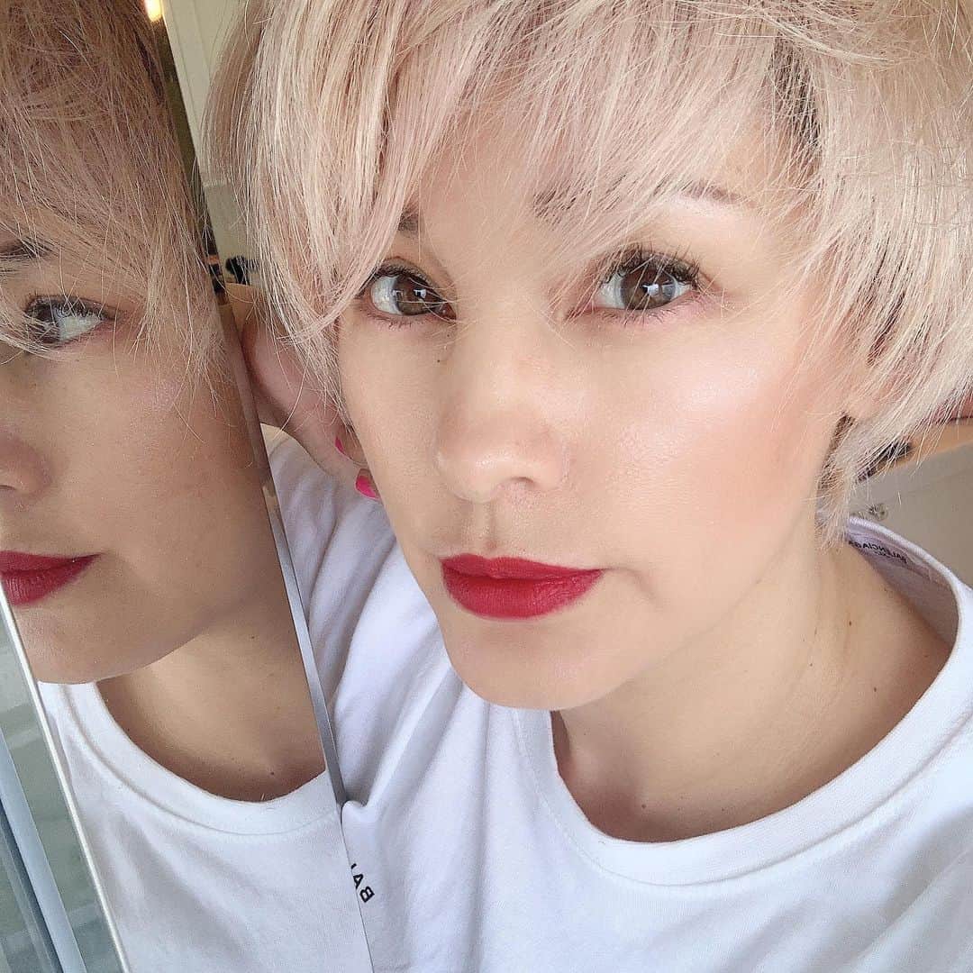 梅宮アンナさんのインスタグラム写真 - (梅宮アンナInstagram)「今日の口紅は💄  @kyliecosmetics  マットリップキットです💋💋 カラーは、BITE ME💋💋💋💋 サングラスは、先日の韓国で買って🇰🇷 安ーいサングラスです😘😘😘 道端で売ってるモノ🕶 🌟🌟🌟🌟 こちらの、ペンシルや、  リップスティック  Matteタイプになります💄  #kyliecosmetics #redlipstick #makeup」7月28日 16時08分 - annaumemiya