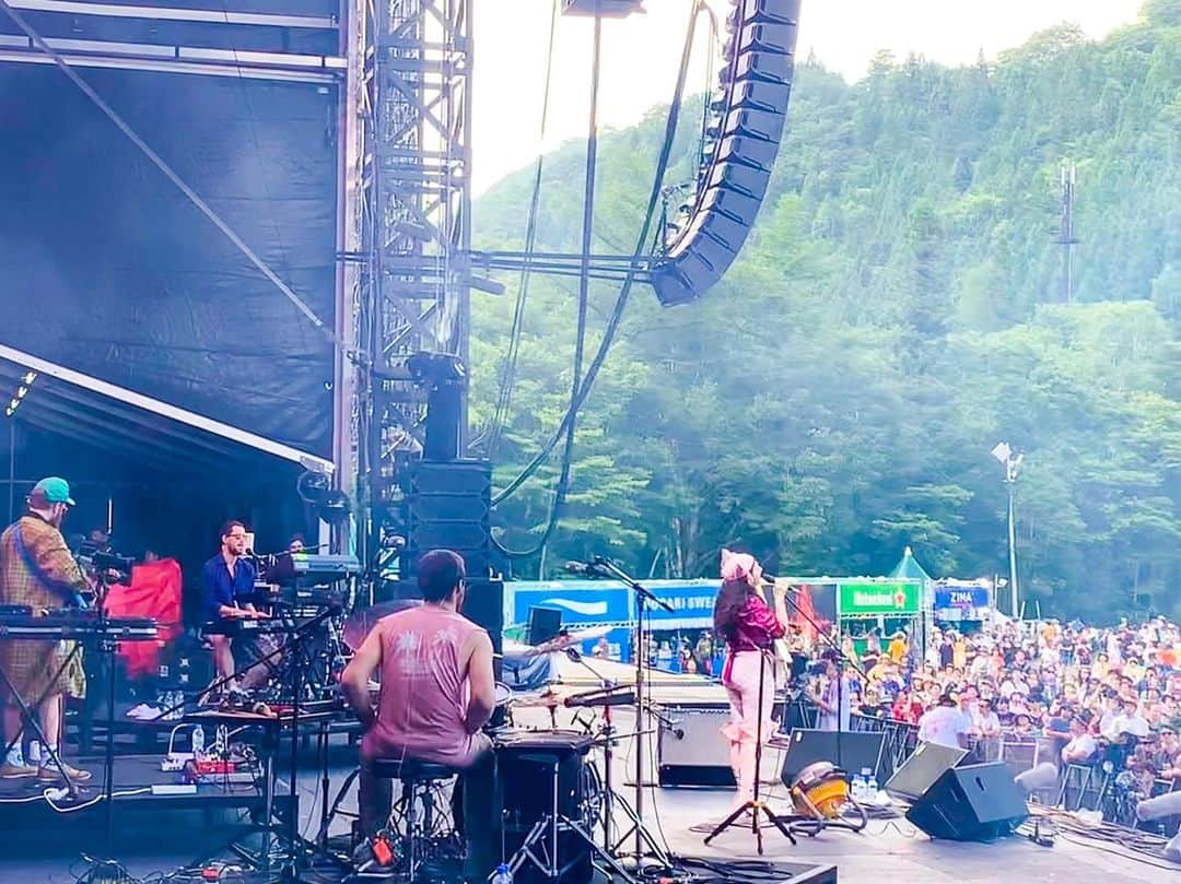 フジロック・フェスティバルさんのインスタグラム写真 - (フジロック・フェスティバルInstagram)「#fujirock #greenstage からお届け ハイエイタス・カイヨーテのステージサイドからのショット📷 オーガニックでエクスペリメンタルなサウンドで好天に恵まれた3日目の時間を彩りました✨ #フジロック #hiatuskaiyote #ハイエイタスカイヨーテ @hiatuskaiyote」7月28日 16時22分 - fujirock_jp