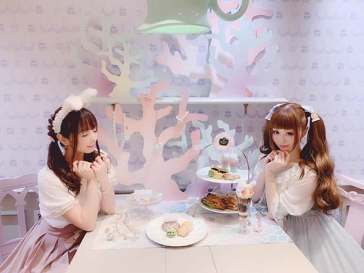 伊藤芽衣さんのインスタグラム写真 - (伊藤芽衣Instagram)「先日、咲姫ちゃんと﻿ ﻿ 8月5日〜スタートする﻿ Q-pot CAFE. さんの﻿ 夏メニュー﻿ お披露目パーティーに﻿ 行ってきました♡﻿ ﻿ Q-pot CAFE.﻿ SUMMER MENU…！﻿ ﻿ MINT SODA LAGOON🐠﻿ ﻿ 今回もとてもかわいかったです(;_;)♡﻿ ﻿ #qpotcafe #qpot #キューポットカフェ﻿ #kawaii #lolitafashion #ガーリーコーデ﻿ #ガーリーファッション #アマベル﻿ #amavel #うさみみ #原宿カフェ﻿ #表参道カフェ #カフェ巡り ﻿ #ツインテール #ヘアアレンジ﻿ #めいちカフェ巡り  #Lo娘」7月28日 16時15分 - itoumei