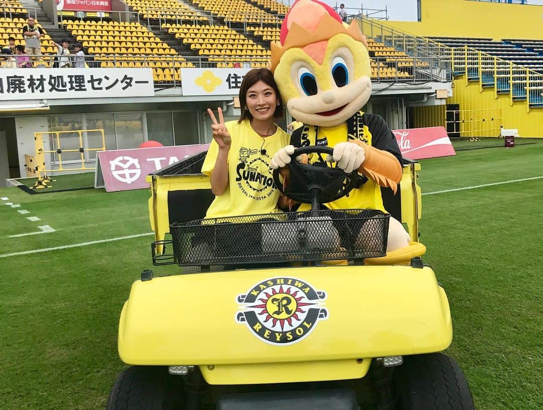 西谷綾子のインスタグラム：「✴︎ 昨日の試合vs栃木SC⚽️ 勝利したレイソル‼︎6連勝✊😆🔥 気分がイィーー😍💓 ・ 今夜8:30〜チバテレ 柏レイソル応援番組「ライジングレイソル」 佐藤大さんの解説で試合の振り返り📝 vsヴァンフォーレ甲府 vsツエーゲン金沢 ・ そしてファン感謝dayの模様を🤗 ネルシーニョ監督、選手インタビューもありっ🎤☺️ お楽しみにーー😻🙌 #レイソル #サングラス #フィット感 #good  #柏レイソル #サッカー #j1昇格へ #soccer #reysol #jleague #flower  #kashiwa #kashiwareysol #football #vitoria #happy」