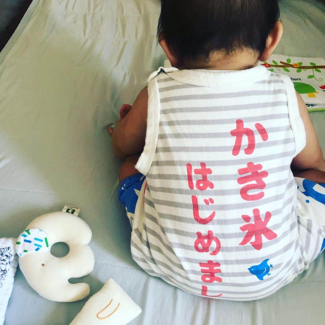岡田義徳さんのインスタグラム写真 - (岡田義徳Instagram)「この背中ヤバい。 赤ちゃん本舗、やりますなー。 かき氷、、赤ちゃん本舗で購入。 暑いので着せてみました！  #岡田義徳 #赤ちゃん#ロンパース#赤ちゃん本舗#babyfashion」7月28日 16時17分 - yoshinori_okada_44