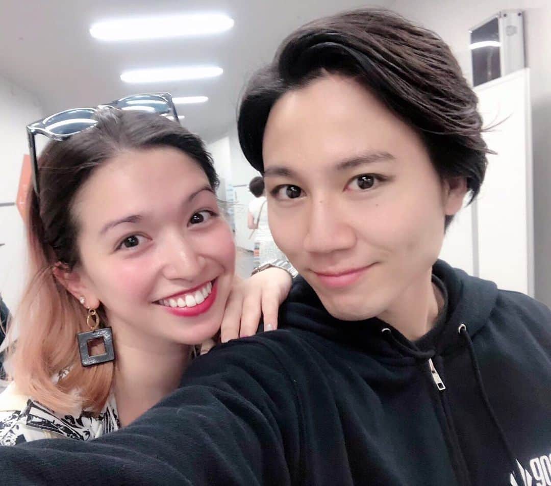 ダンドイ舞莉花のインスタグラム：「#氷艶 2019 観劇  高橋大輔さんの光源氏😍  今までに観たことのないスタイルのエンターテイメント！  フィギュアスケート、ダンス、歌、お芝居の全てが融合。照明やプロジェクションマッピングも本当に素敵でした！！ #大音智海 #鈴木ゆま #矢内康洋 #sarry #宮本亜門 #figureskating #フィギュアスケート #横浜アリーナ #musical #theatre #skate #amonmiyamoto」