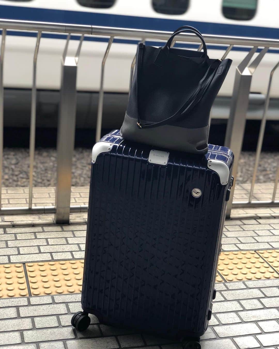 木本泉さんのインスタグラム写真 - (木本泉Instagram)「-﻿ 母にドイツで買ってきてもらった﻿ Lufthansa airline×RIMOWA﻿ ﻿ 深みのあるブルーがお気に入り💙﻿ ﻿ #Lufthansa#rimowa#スーツケース」7月28日 16時24分 - izumikimoto