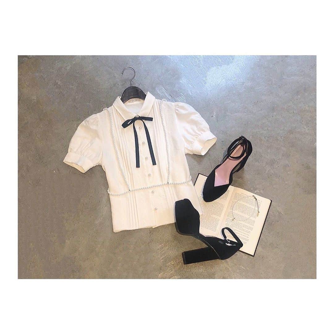 EATMEさんのインスタグラム写真 - (EATMEInstagram)「7.27 update... #EATME #JULY #NEW #WHITE #ITEM #🌹 全ての商品➡︎発売中 . TOP画面のURLからEATME WEB  STOREをCHECK💁🏻‍♀️ @eatme_japan . パールボタンピンタックブラウス（ #BLOUSE ） ¥9,000（＋tax） COLOR🎨:O/WHT.PNK.BLK SIZE📐:FREE . フェイクパールハーネス（ #HARNESS ） ¥4,600（+tax） COLOR🎨:O/WHT . クロスチャームフェイクパールチョーカー（ #CHOKER ） ¥2,500（＋tax） COLOR🎨: O/WHT . カッティングパンプス（ #PUMPS ） ¥13,000（+tax） COLOR🎨:BLK.PPL SIZE📐:S（22.5cm) M（23.5cm）、L（24.5cm） . #EATME_COLORITEM  #eatmejapan #イートミー #fetishmode #2019sseatme #WOODSCAGE #益若つばさ #tsubasamasuwaka #fashion #japan #tokyo #harajuku #umeda #原宿 #梅田エスト #instagood #like4like」7月28日 16時26分 - eatme_japan