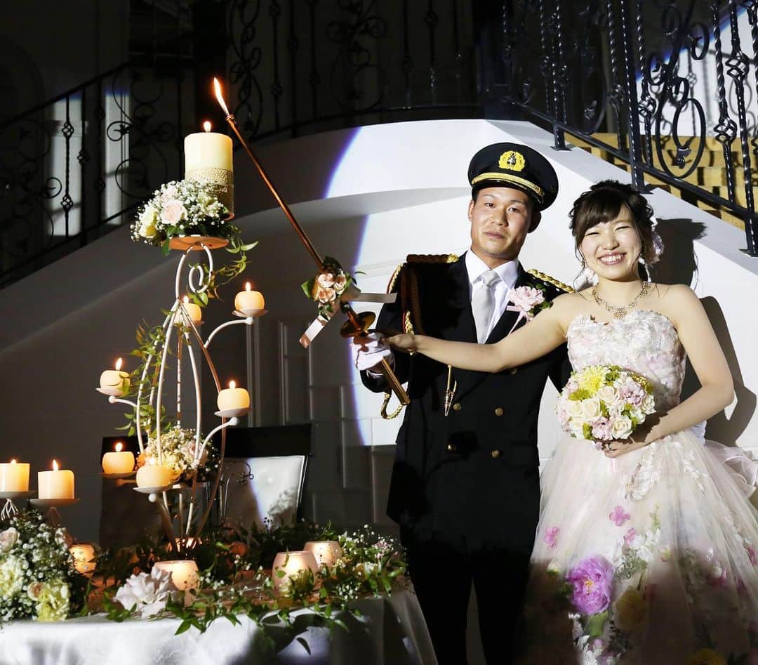 のインスタグラム：「@lasoeurosaka_wedding キャンドルサービスは🕯 王道派人気の演出❤️ . . . #モントレ花嫁 #ホテルモントレラスール大阪  #モントレウェディング #モントレ #モントレラスール大阪 . . #dressy花嫁  #marry花嫁  #プレ花嫁 #卒花嫁 #全国の花嫁さんと繋がりたい  #weddingdress #takamibridal  #wedding #結婚式 #ホテル婚 #ブライダルフェア」