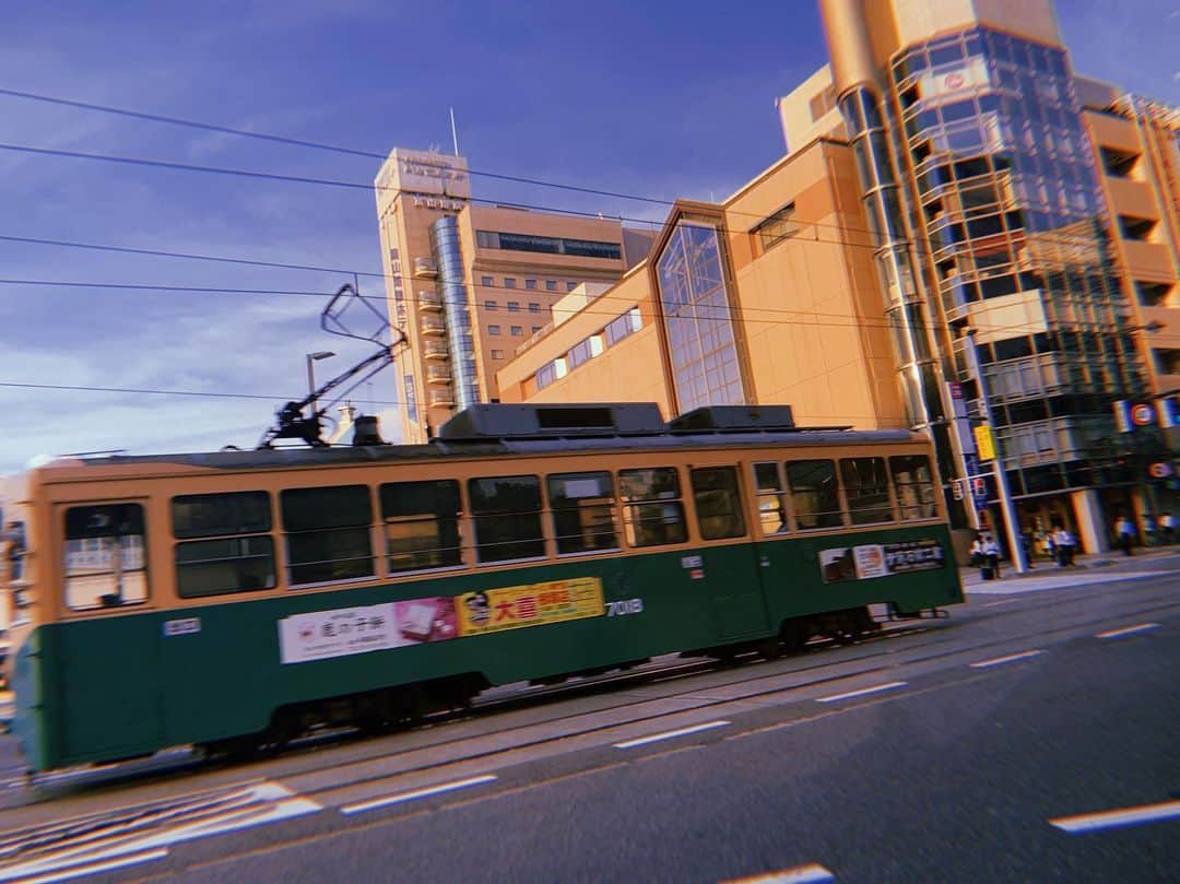 アンジェラ芽衣さんのインスタグラム写真 - (アンジェラ芽衣Instagram)「路面電車見る度にウキウキする﻿ ﻿ #富山県 #富山」7月28日 16時28分 - ange_la00