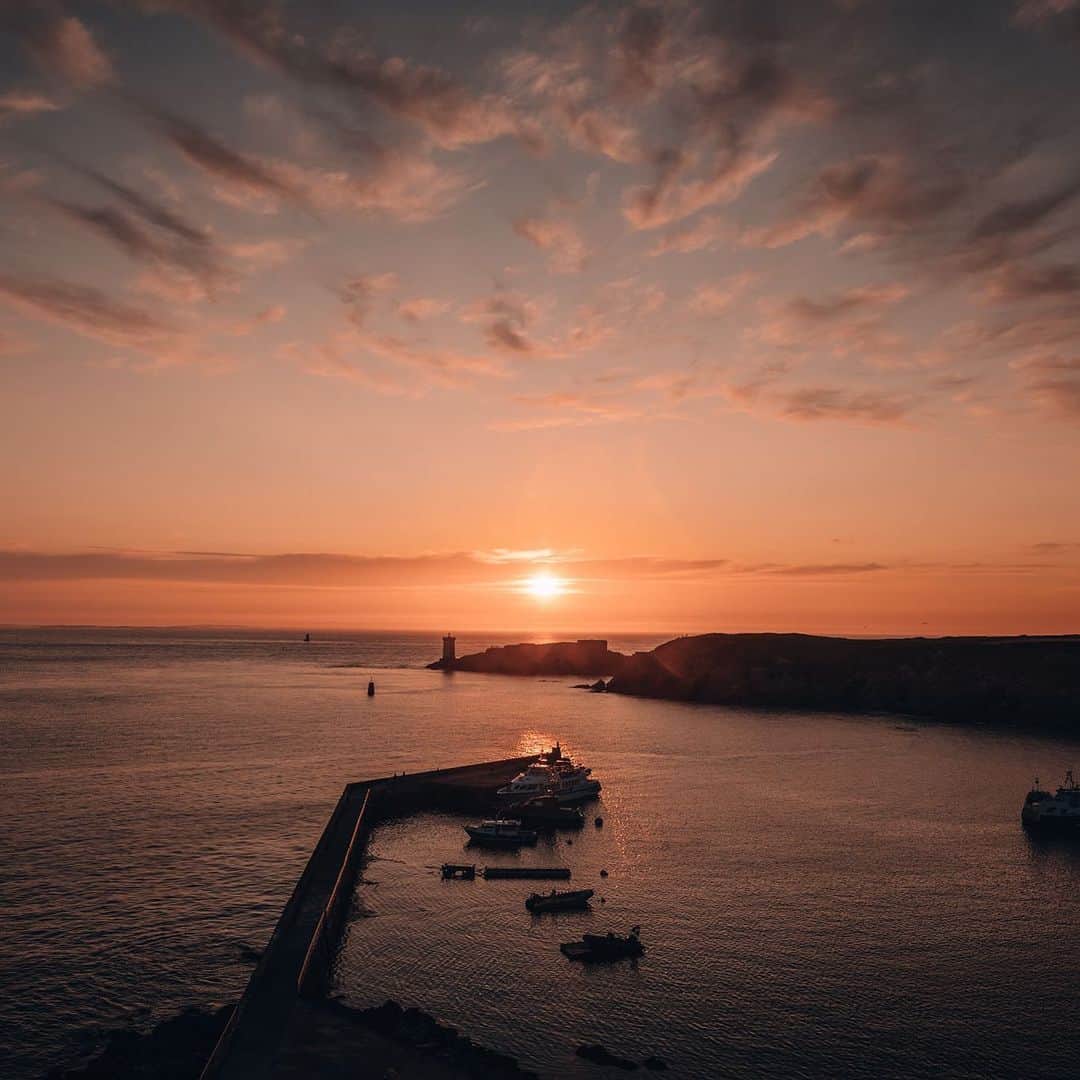 LVMHさんのインスタグラム写真 - (LVMHInstagram)「🌞 Your daily dose of « art de vivre » continues in the midst of summer with our Maisons.  This beautiful sunset was captured in Brittany, on the Ushant island (Ouessant), constituting a @UNESCO Biosphere Reserve.  @Guerlain’s ´In the Name Of Beauty’ initiative helps preserve our planet and offers a safe place for Black Bee to produce honey.  _ #GuerlainForBees #InTheNameOfBeauty #SustainableDevelopment #LVMH #summerdays #Summer2019」7月28日 16時31分 - lvmh