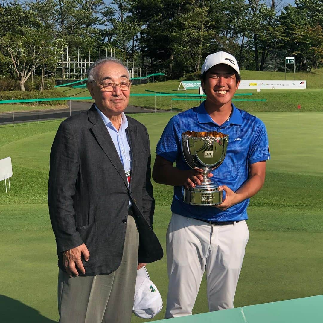 星野英正さんのインスタグラム写真 - (星野英正Instagram)「杜の都仙台オープン⛳️ 弟子の北川が勝った😆㊗️ 結果が早くも出た🤣 彼のゴルフに対する頭の中を変えて勝つ為のゴルフが出来た結果👍  俺の地元で弟子が優勝🏆 嬉しいね〜😌 次はチャレンジツアーでVだ😊✋️」7月28日 16時34分 - hidemasa_hoshino