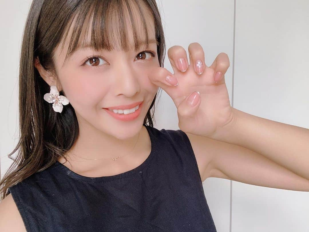 石倉侑芽さんのインスタグラム写真 - (石倉侑芽Instagram)「ネイル新しくしたよん💅💓 . 今回は珍しくシンプル☺️ ピンクのグラデーションに 涼しげなシルバーのライン🌟 ワンポイントでお花をプラスしてもらいました💓 . @joliessenail  かなさんいつもありがとうございます☺️💓 . #ネイル#ジェルネイル#フレンチネイル#シンプルネイル#目白ネイル#夏ネイル#ゆめちんネイル」7月28日 16時43分 - yume8115