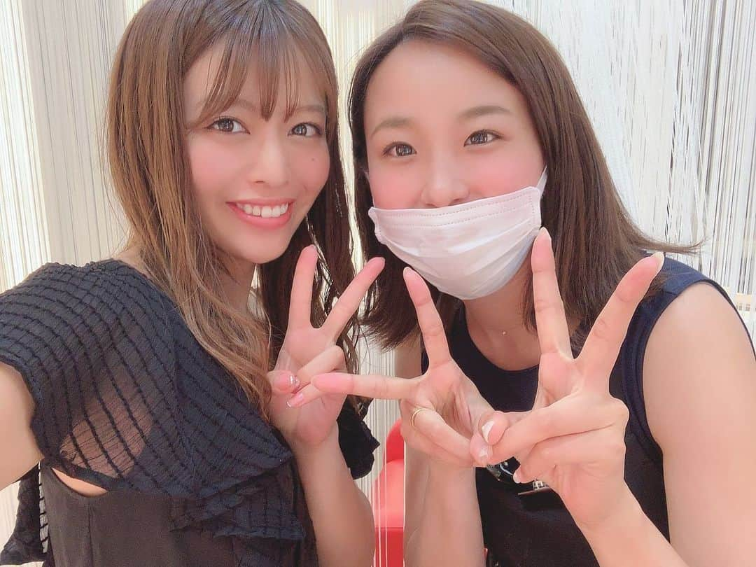 石倉侑芽さんのインスタグラム写真 - (石倉侑芽Instagram)「ネイル新しくしたよん💅💓 . 今回は珍しくシンプル☺️ ピンクのグラデーションに 涼しげなシルバーのライン🌟 ワンポイントでお花をプラスしてもらいました💓 . @joliessenail  かなさんいつもありがとうございます☺️💓 . #ネイル#ジェルネイル#フレンチネイル#シンプルネイル#目白ネイル#夏ネイル#ゆめちんネイル」7月28日 16時43分 - yume8115