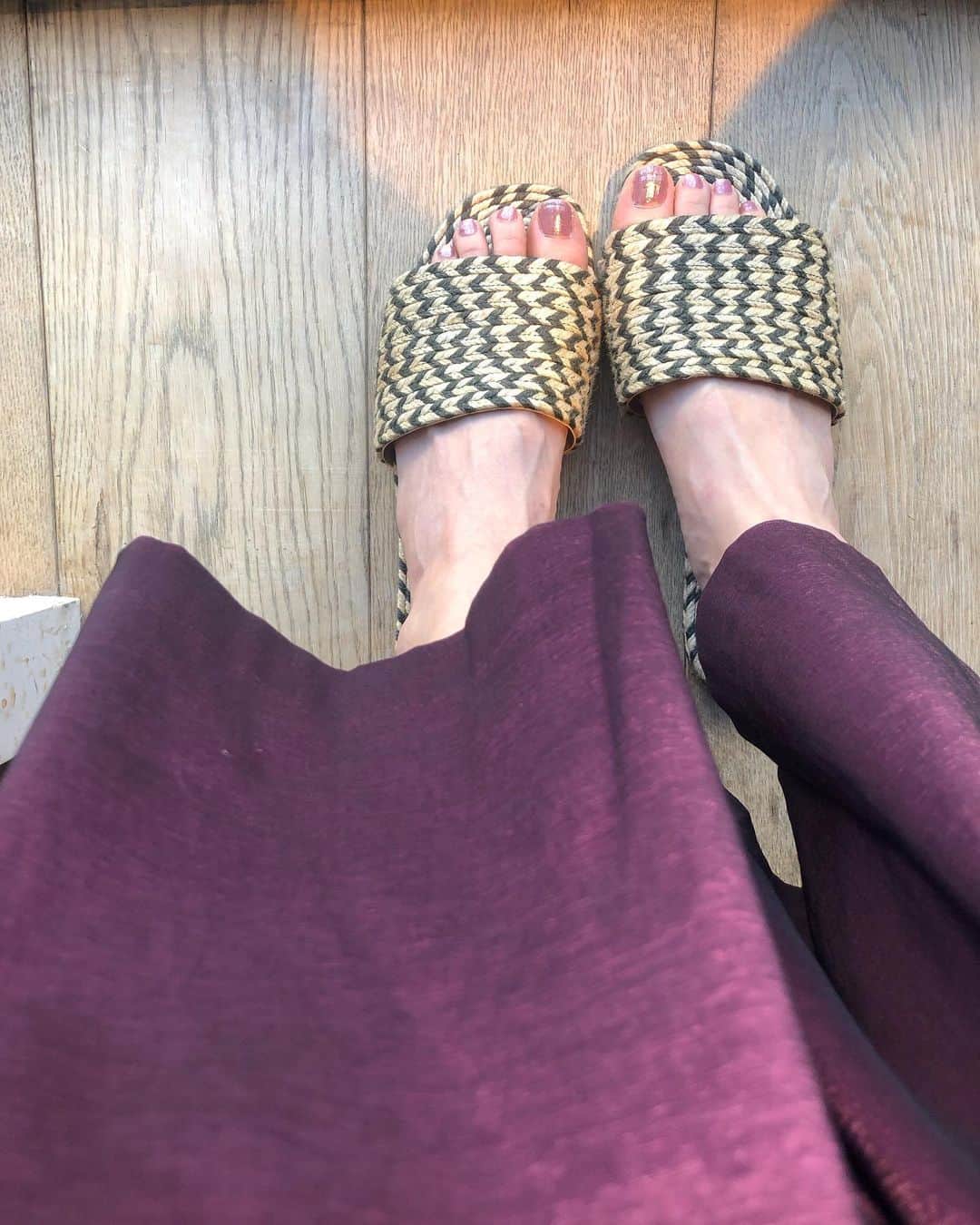平木愛美のインスタグラム：「お天気最高〜🌞💞 . 紫外線対策の話をよく聞かれるのですが、例えばこんなかんじでサンダルからすこし出てる甲の部分。 とかにもちゃんと塗り忘れずに日焼け止めを塗ります☺︎ . 顔ようの日焼け止めは特に優しいものを、通ってるエステで購入してる♡ @sbeautyclinic には先日すこし久々に訪れて、レブライトというお肌のシミなどに効く機器と、電気の力で肌の奥深くまで届くたっぷりの保湿をしてもらったのと、あと日焼け止めをお買い物してきたよ🧚‍♂️ もう何本目のリピートでしょうか。 . フットネイルは現場で塗ったピンクベージュな上に、私物のゴールドを重ねると、可愛くなった💜 #愛美ねいる  あとお気に入りの巾着バッグ👜 サンダルも指輪も日焼け止めも、それぞれ写真にタグづけしてあります💫  #happy #sunny #ootd」