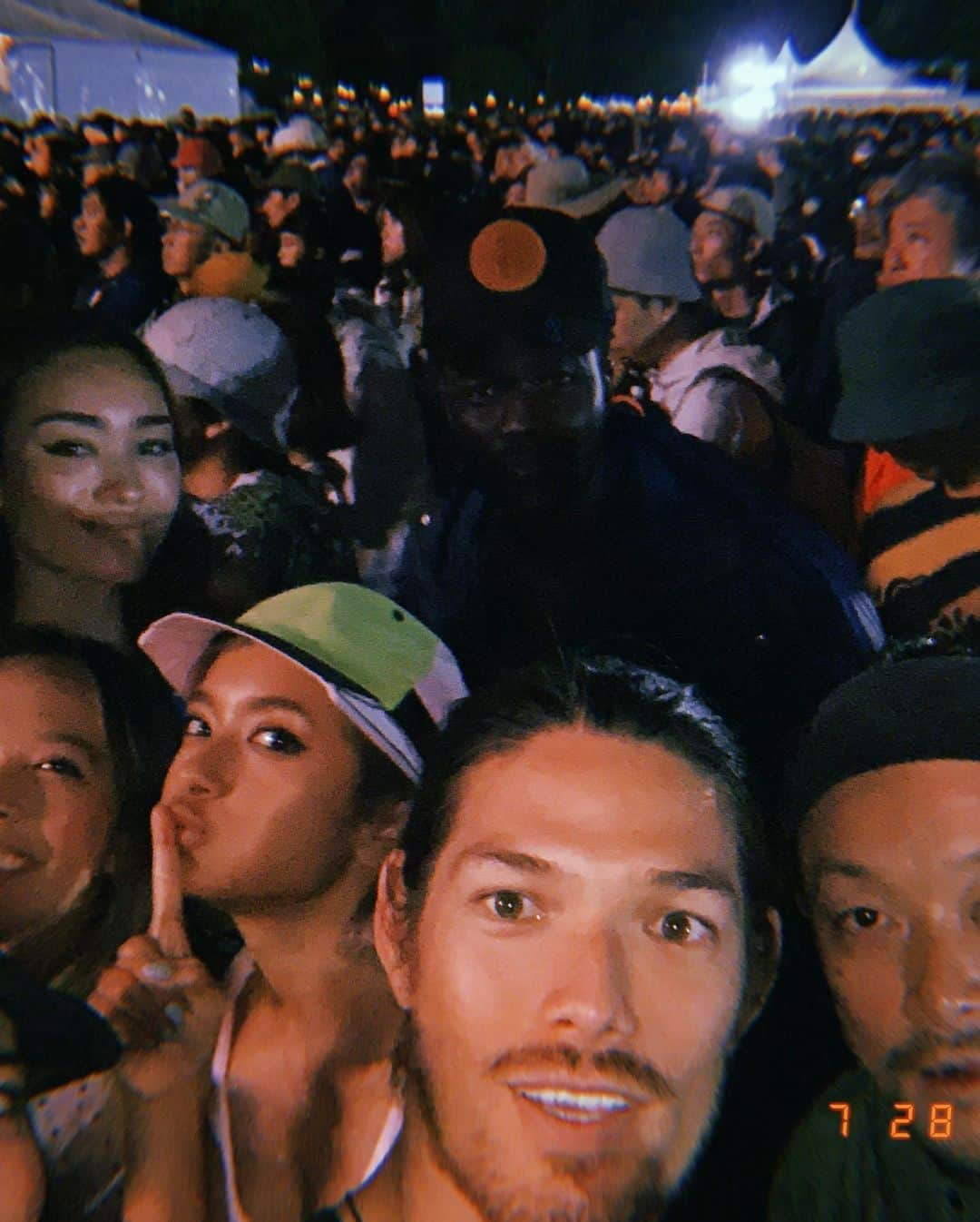 ローラさんのインスタグラム写真 - (ローラInstagram)「Had a wonderful time at Fujirock with my LA family 😆❤️🧡💛💚💙☔️🎧✨#FUJIROCK #CharlieChaplin」7月28日 16時47分 - rolaofficial