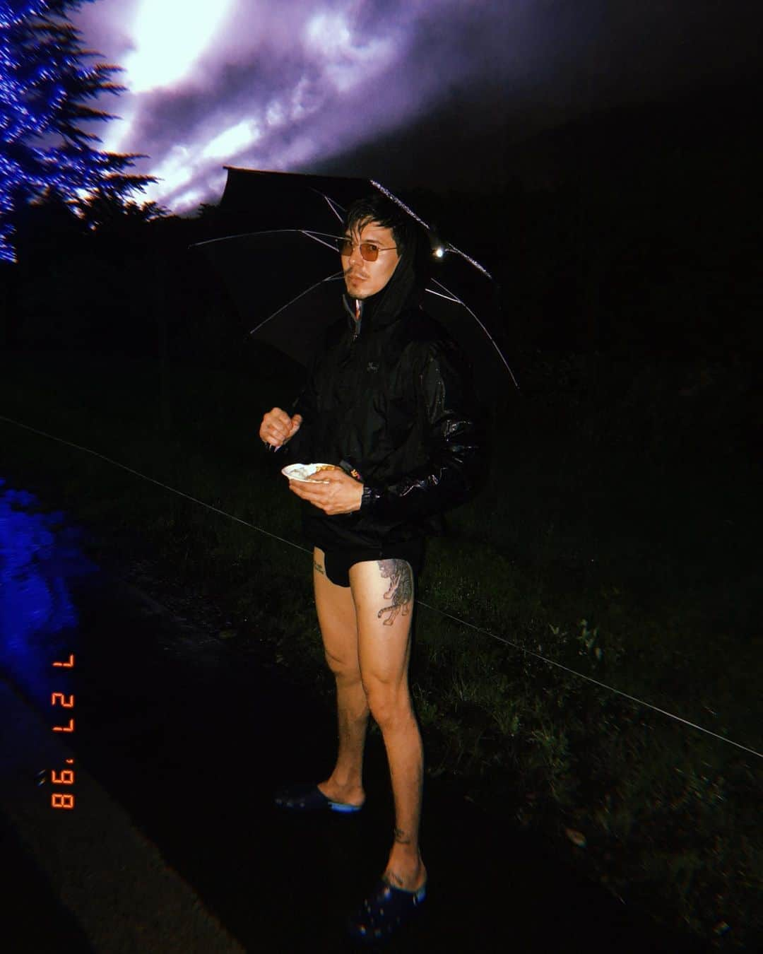 ローラさんのインスタグラム写真 - (ローラInstagram)「Had a wonderful time at Fujirock with my LA family 😆❤️🧡💛💚💙☔️🎧✨#FUJIROCK #CharlieChaplin」7月28日 16時47分 - rolaofficial