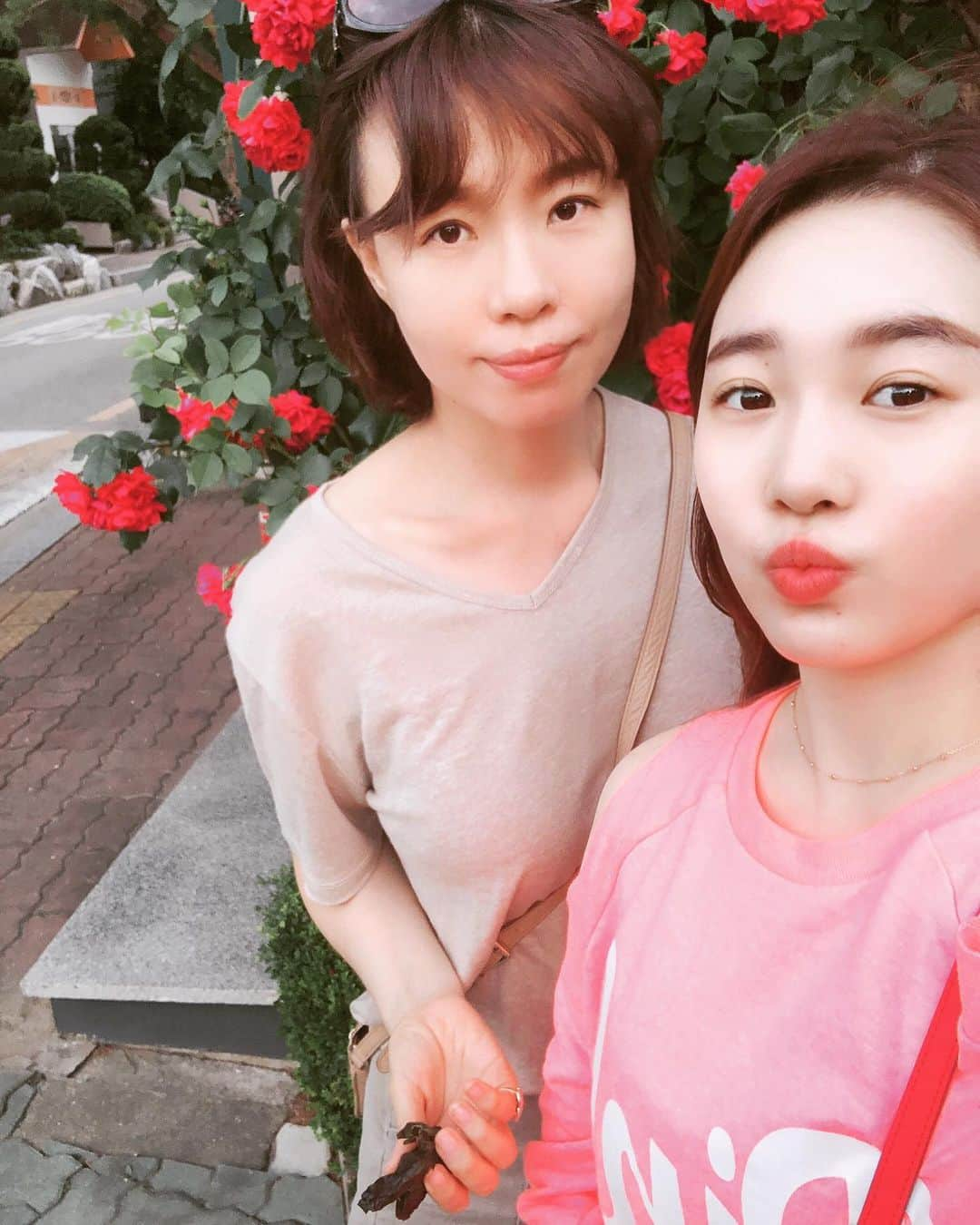 パク・ソヨンのインスタグラム：「Happy birthday to my Mom!!🎉🎉🎂 캐나다에 있어서 비록 생일축하 파티는 못 해 드렸지만...ㅠ(마음만은 이미 한국)❣️여기서 생선물을 보낼 드릴 수 있는건 오직,,,😏ㅎㅎ 다시한번 생일 축하드려요 오마니✨ #엄마손에#들고있는건#미역#미역국대신#미역말린거#사진#잘골랐따ㅎㅎ」