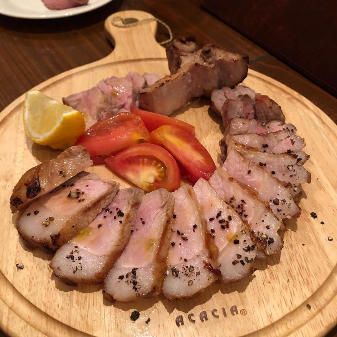 Isseki Nagaeさんのインスタグラム写真 - (Isseki NagaeInstagram)「奄美大島で食べた中ではこちらが一番満足度が高かった。東京にも出店してほしい。イタリア人みたいなオーナーと壇蜜みたいな奇麗なおねーさんの接客もキャラたってました。😋😋 #surftrip #surfing #dinner #amamioshima #奄美大島#pork #ケトジェニック」7月28日 7時59分 - isseki_nagae