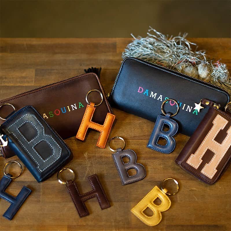 のインスタグラム：「【DAMASQUINA】ACCESSORY COLLECTION﻿ 聖林公司直営各店では @damasquina の新作ウォレットをはじめ、レザーキーホルダーなどちょっとしたギフトにもおすすめのアイテムが入荷しております。﻿ ﻿ #damasquina #hollywoodranchmarket #ハリウッドランチマーケット #blueblue #ブルーブルー #seilin #聖林公司」