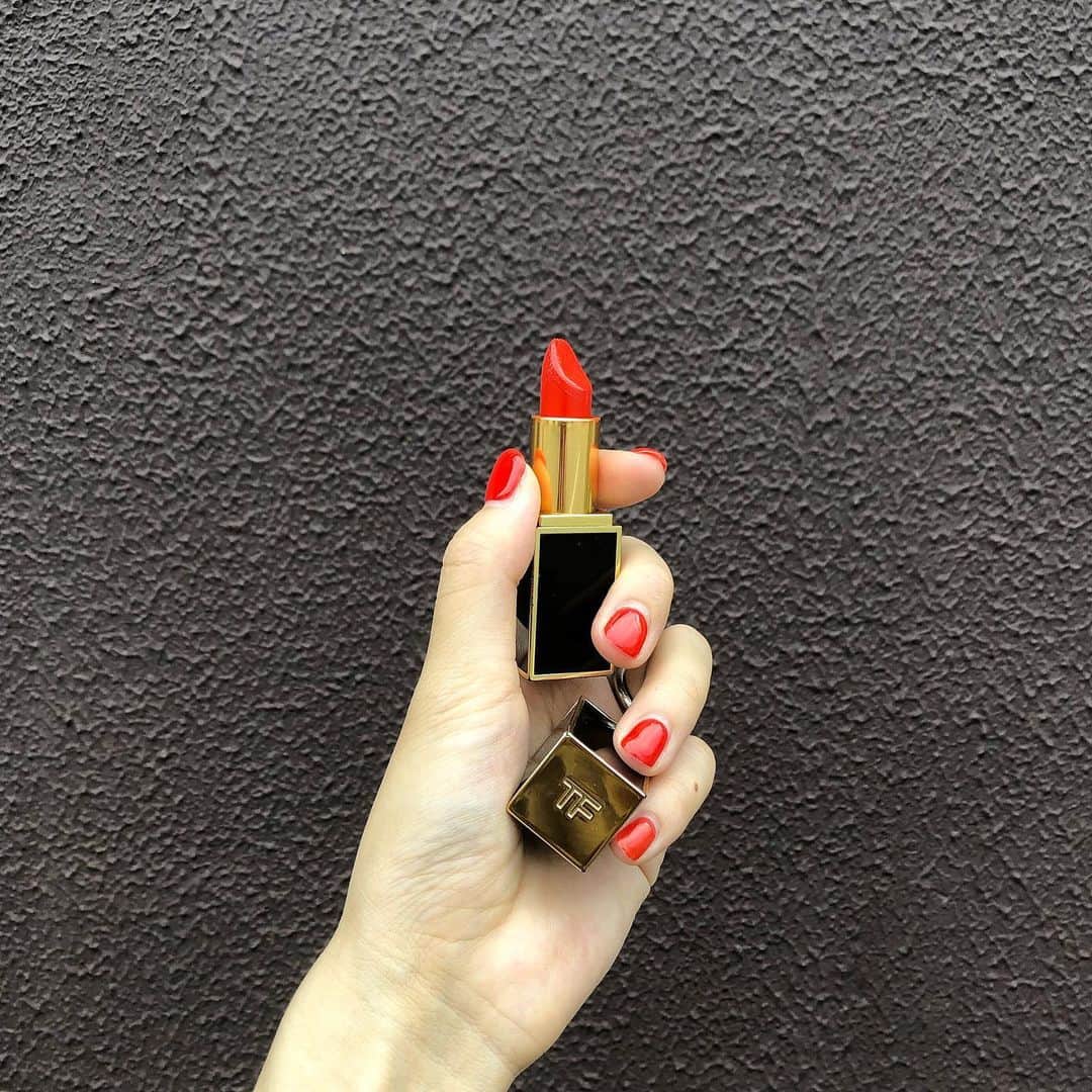 美生のインスタグラム：「すきな色♡﻿ ﻿ lipは﻿ @tomfordbeauty  nailは @and.k___ さん♡﻿ ﻿ 色がリンクしてて﻿ リップ塗るときテンション上がる♡﻿ ﻿ お気に入りです♡」